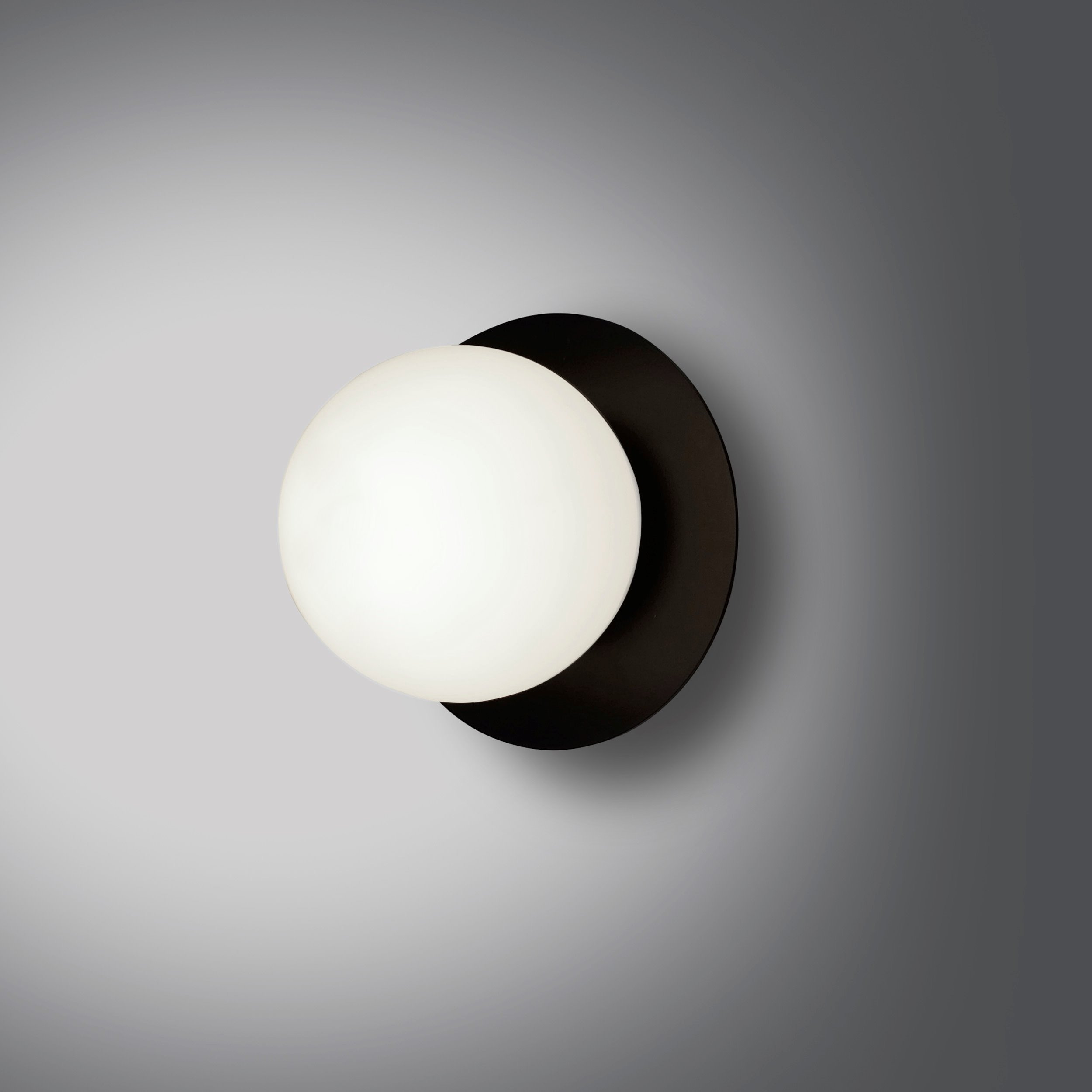 Applique murale Minerva base en métal et abat-jour en boule opale au design contemporain par Emibig