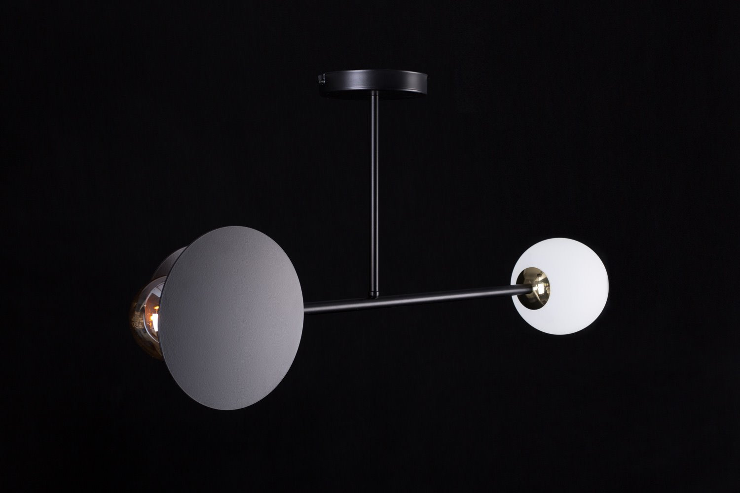 Plafonnier Minerva base en métal et abat-jour asymétrique au design contemporain par Emibig Plafonnier Minerva base en métal et abat-jour asymétrique au design contemporain par Emibig
