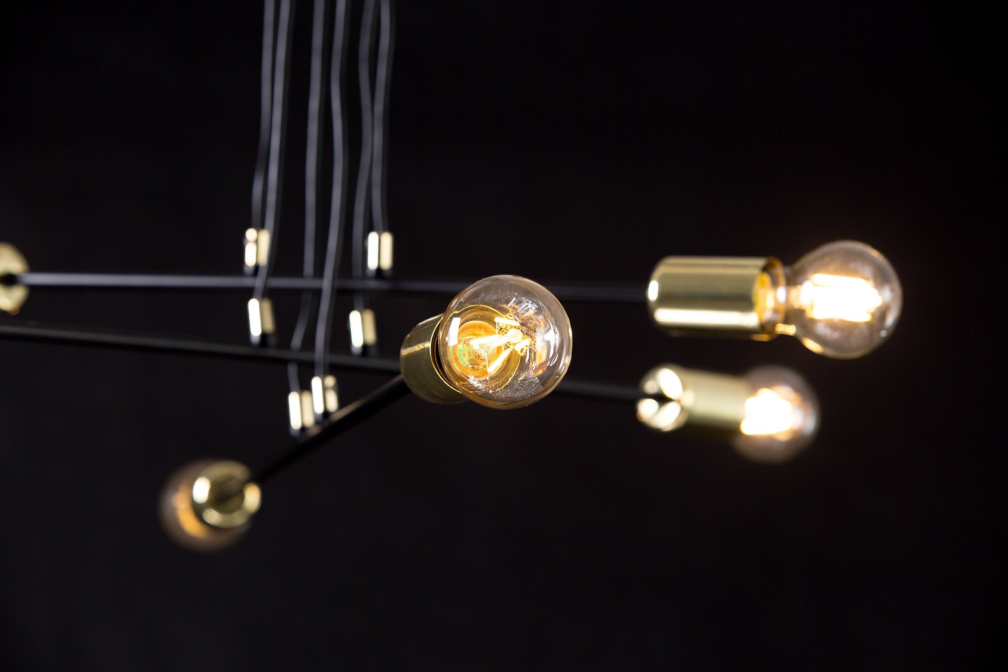 Suspension Vesio base en métal et détail doré au design contemporain par Emibig Suspension Vesio base en métal et détail doré au design contemporain par Emibig