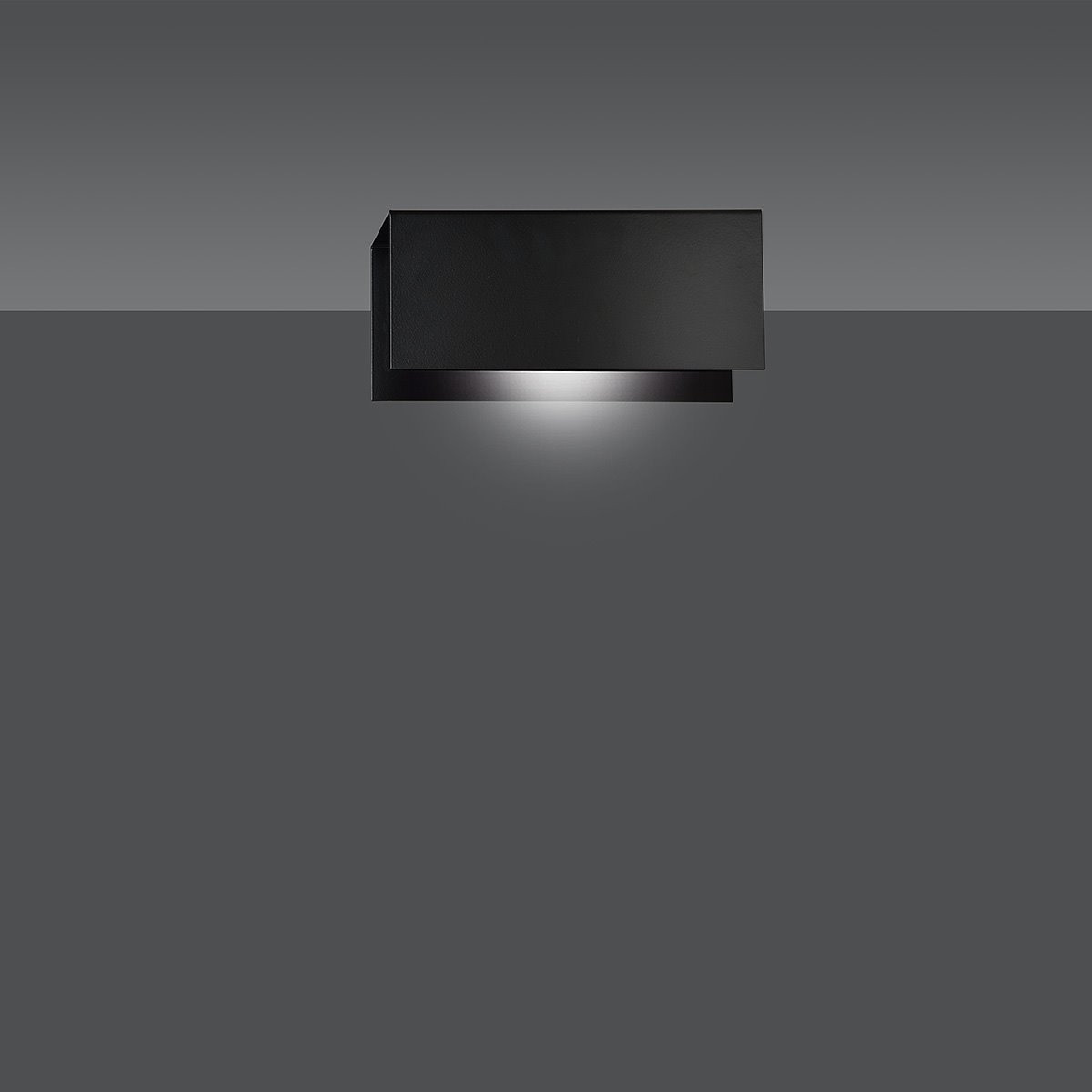 Applique murale Gentor base en métal et cache ampoule rectangle au design contemporain par Emibig