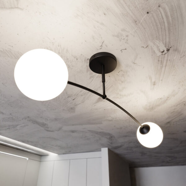Plafonnier Pregos avec base en métal et abat-jour en boule de verre opale au design contemporain par Emibig