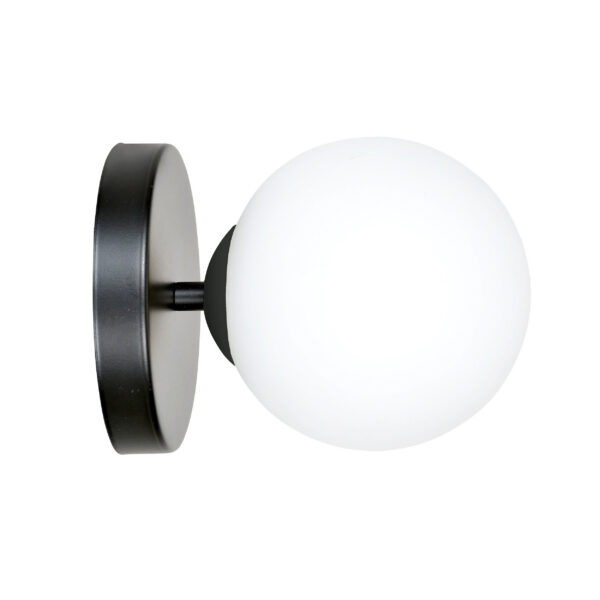 Applique murale Bior base en métal et abat-jour en boule de verre opale au design contemporain par Emibig