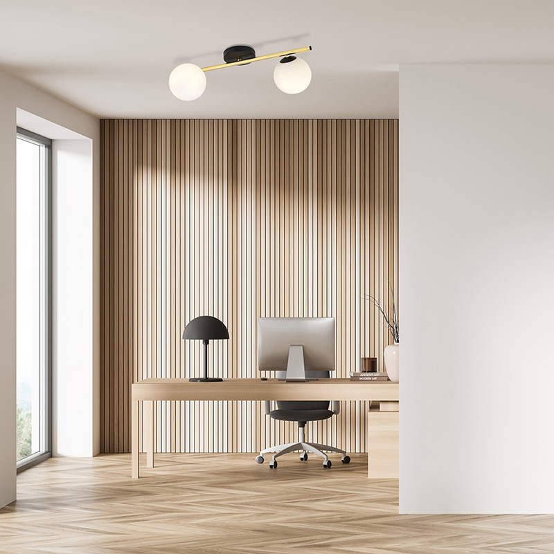 Plafonnier Splendi base en métal et bras doré avec abat-jour en boule de verre au design contemporain par Emibig