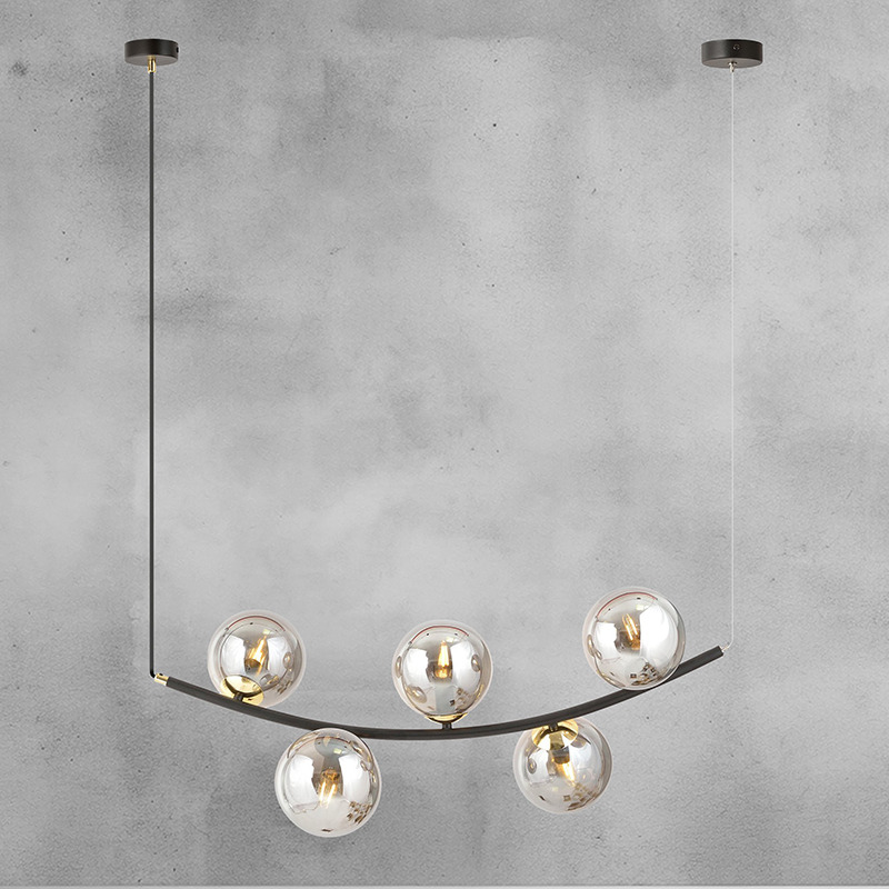 Suspension Ritz en métal avec bras demi cercle et abat-jour en verre au design contemporain par Emibig Suspension Ritz en métal avec bras demi cercle et abat-jour en verre au design contemporain par Emibig