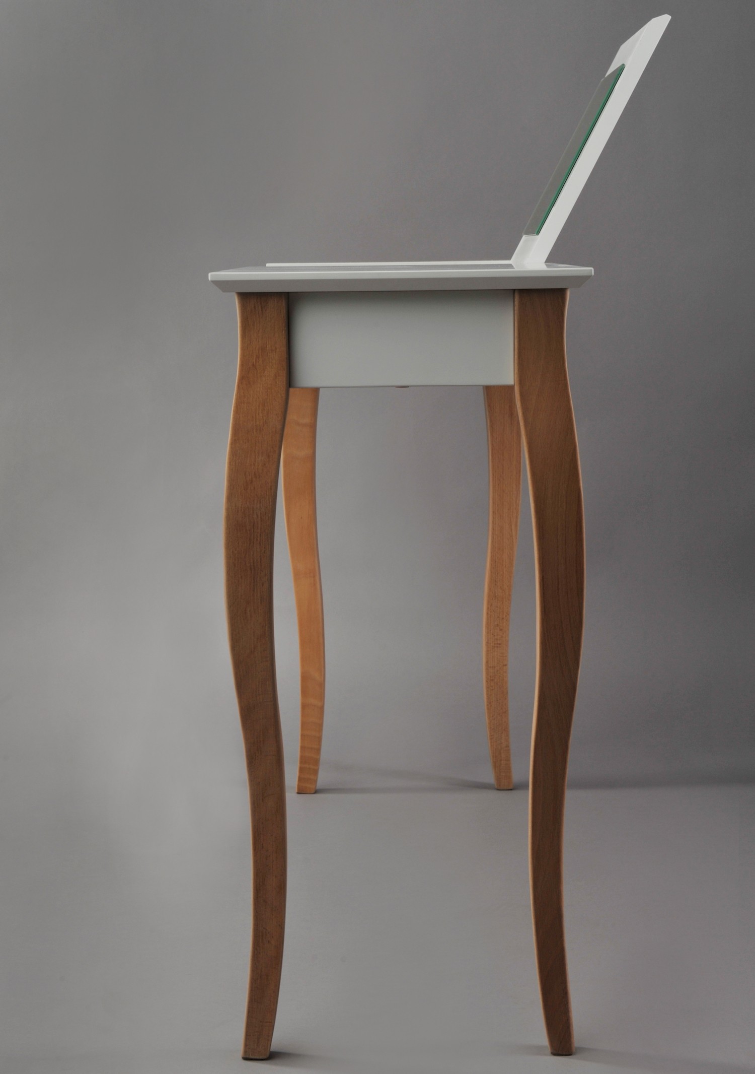Console meuble design en bois avec miroir Lillo large par Marcin Gładzik