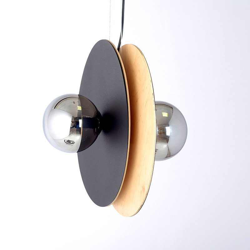Suspension Soho base en métal et bois avec abat-jour en disque avec boule de verre au design contemporain par Emibig