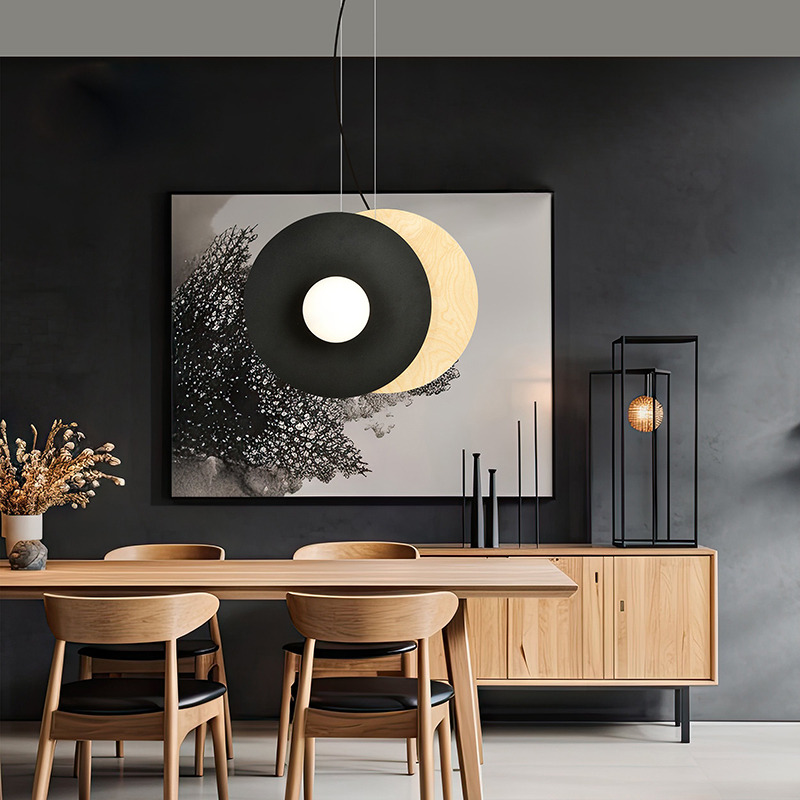 Suspension Soho base en métal et bois avec abat-jour en disque avec boule de verre au design contemporain par Emibig