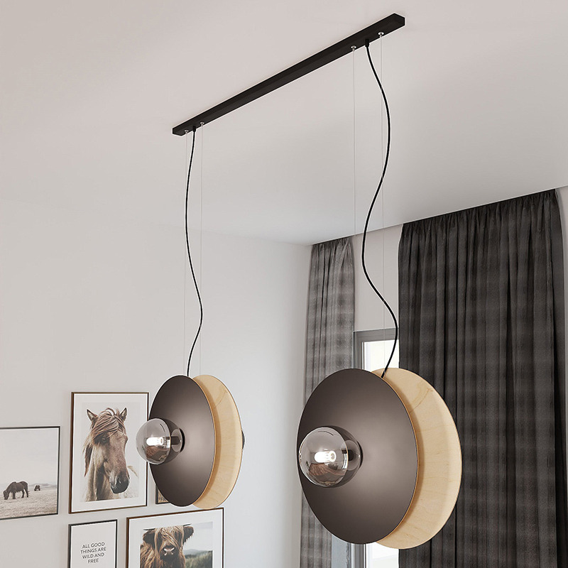 Suspension Soho base en métal et bois avec abat-jour en disque avec boule de verre au design contemporain par Emibig