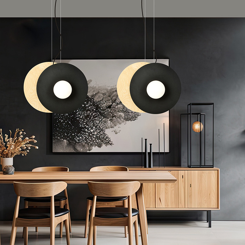 Suspension Soho base en métal et bois avec abat-jour en disque avec boule de verre au design contemporain par Emibig