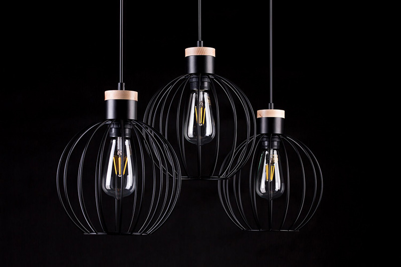 Suspension Barbado base en métal et détail bois avec abat-jour en fil de forme ronde au design contemporain par Emibig Suspension Barbado base en métal et détail bois avec abat-jour en fil de forme ronde au design contemporain par Emibig