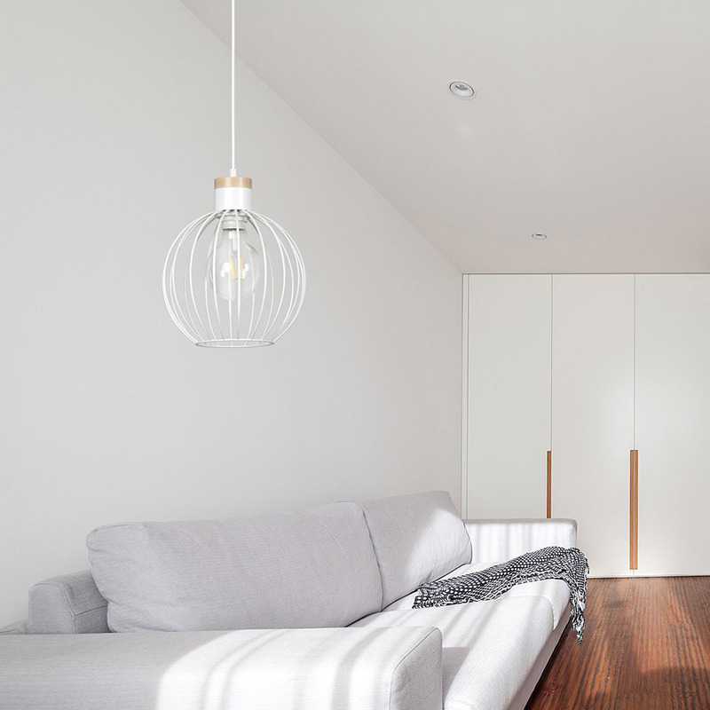 Suspension Barbado base en métal et détail bois avec abat-jour en fil de forme ronde au design contemporain par Emibig Suspension Barbado base en métal et détail bois avec abat-jour en fil de forme ronde au design contemporain par Emibig