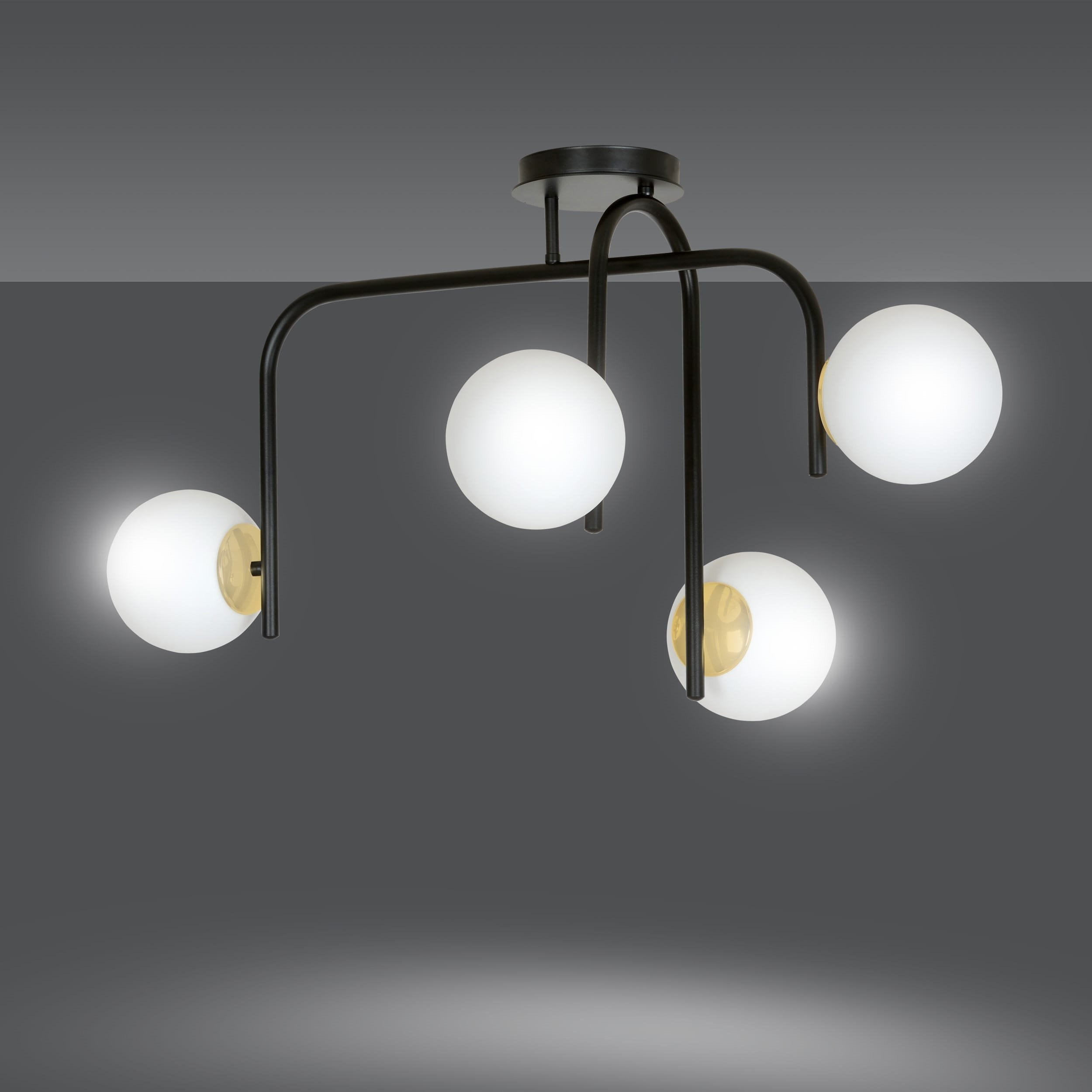 Plafonnier Ragnar base en métal et détail doré avec abat-jour en boule de verre au design contemporain par Emibig Plafonnier Ragnar base en métal et détail doré avec abat-jour en boule de verre au design contemporain par Emibig