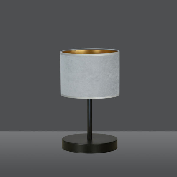 Lampe à poser Hilde base en métal et abat-jour en velours au design contemporain par Emibig
