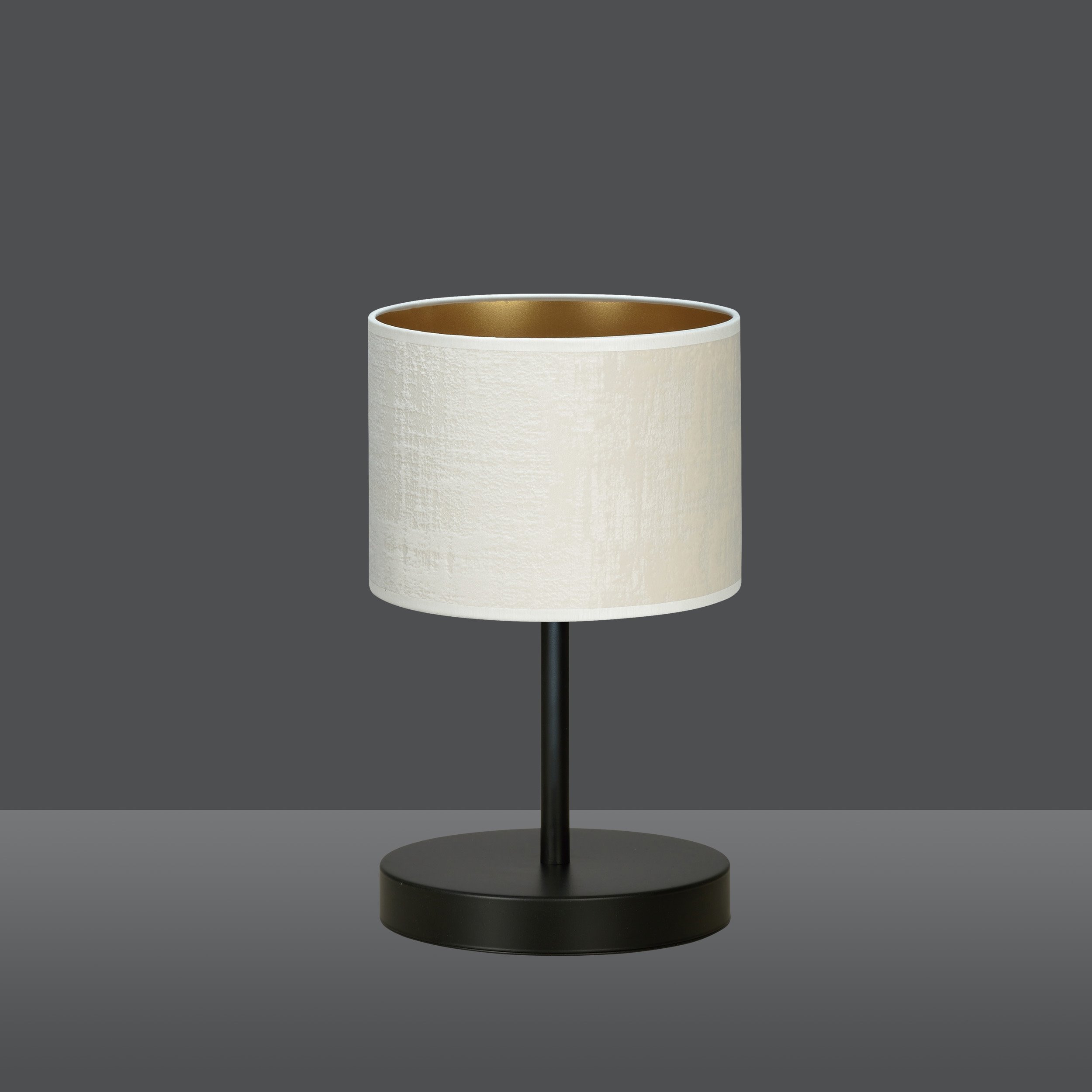 Lampe à poser Hilde base en métal et abat-jour en velours au design contemporain par Emibig Lampe à poser Hilde base en métal et abat-jour en velours au design contemporain par Emibig