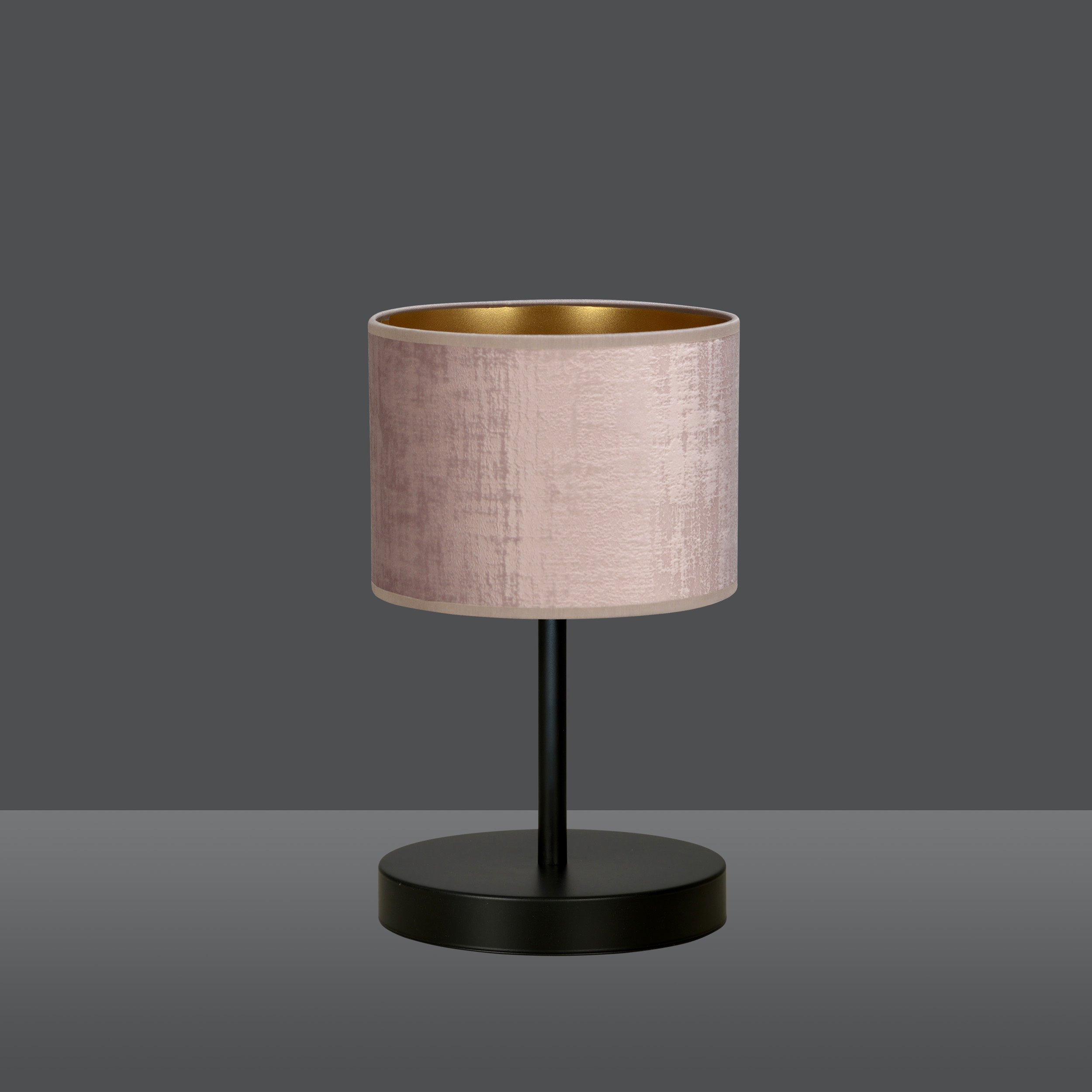 Lampe à poser Hilde base en métal et abat-jour en velours au design contemporain par Emibig Lampe à poser Hilde base en métal et abat-jour en velours au design contemporain par Emibig