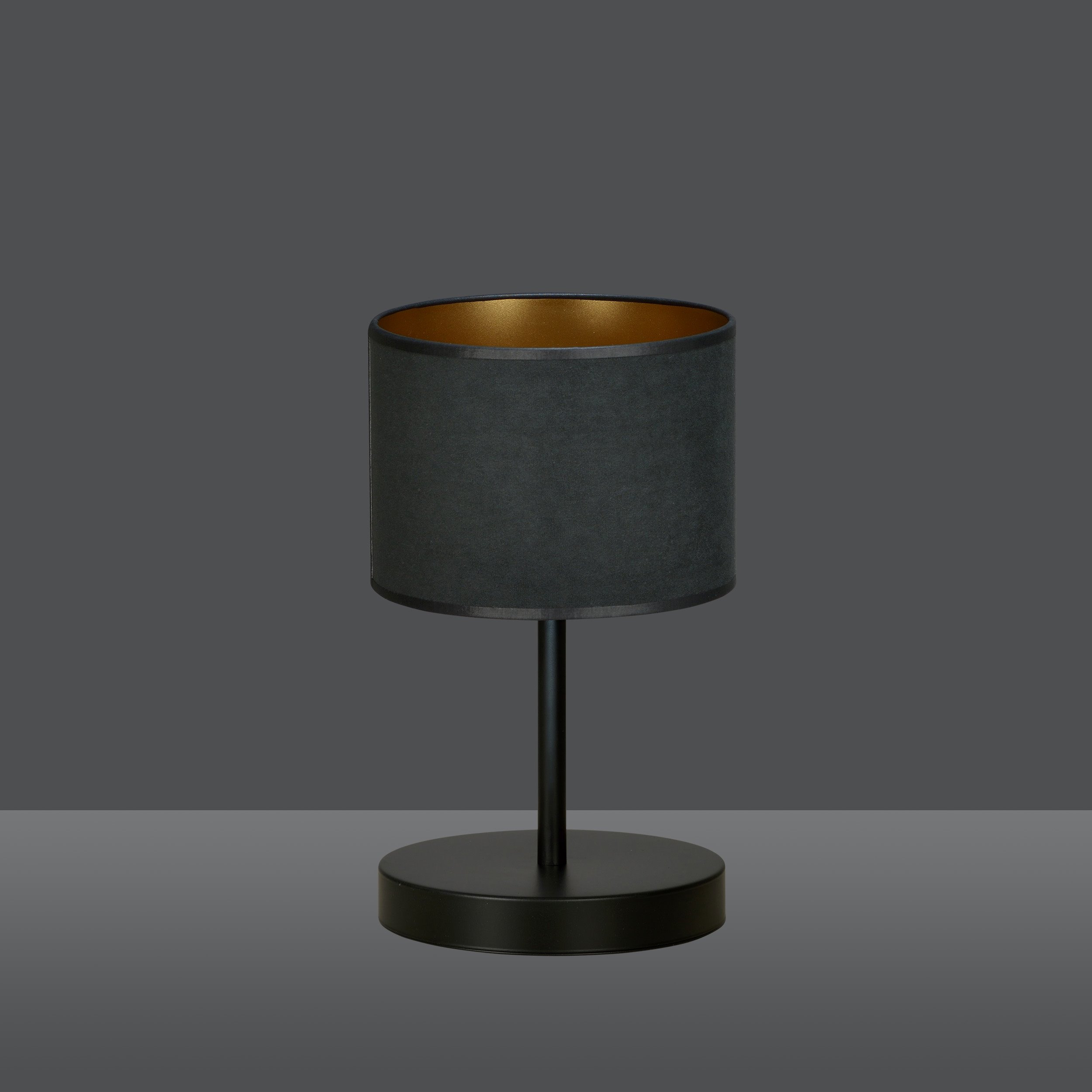 Lampe à poser Hilde base en métal et abat-jour en velours au design contemporain par Emibig Lampe à poser Hilde base en métal et abat-jour en velours au design contemporain par Emibig