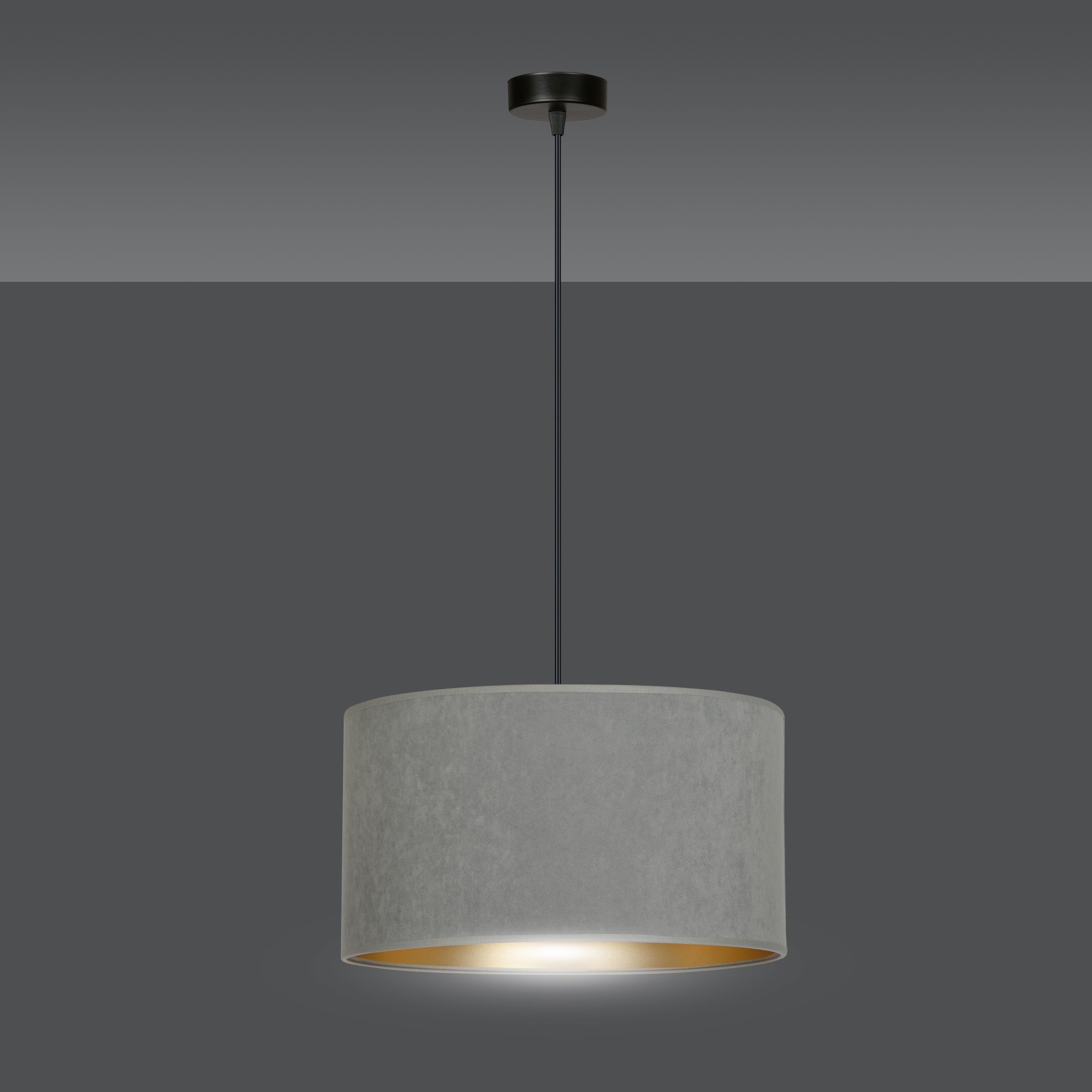 Suspension Hilde base en métal circulaire et abat-jour en velours au design contemporain par Emibig