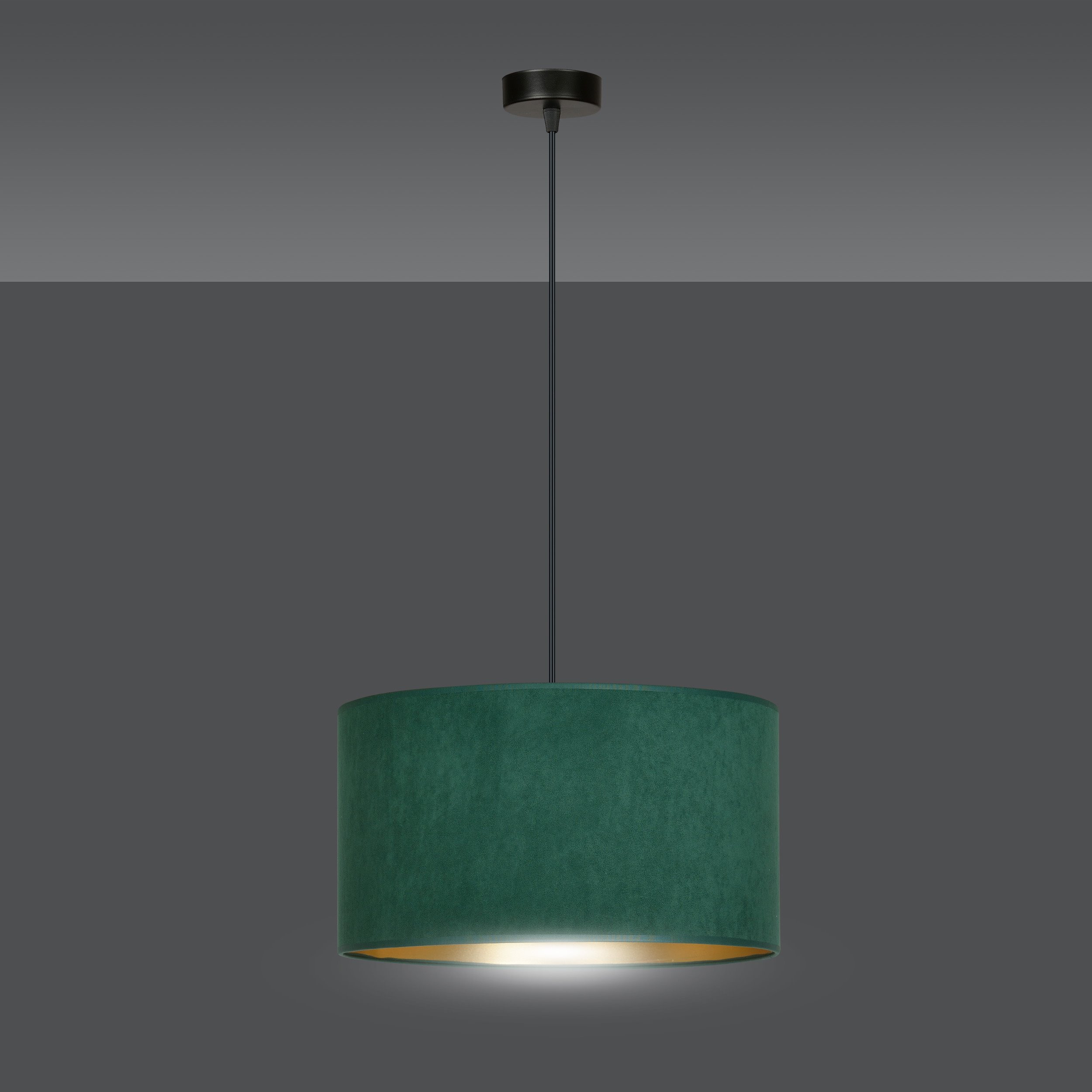 Suspension Hilde base en métal circulaire et abat-jour en velours au design contemporain par Emibig Suspension Hilde base en métal circulaire et abat-jour en velours au design contemporain par Emibig