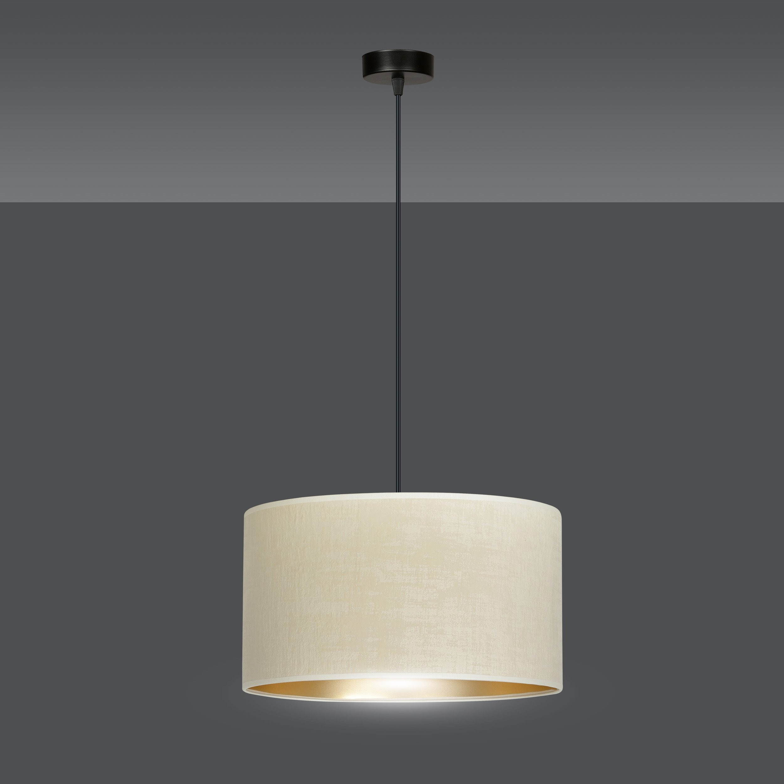 Suspension Hilde base en métal circulaire et abat-jour en velours au design contemporain par Emibig Suspension Hilde base en métal circulaire et abat-jour en velours au design contemporain par Emibig