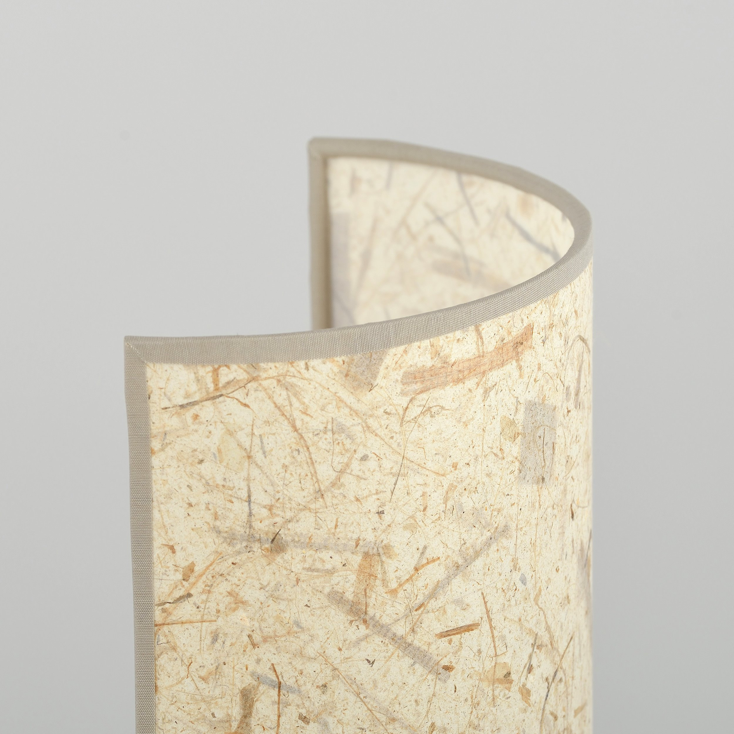 Applique murale Aston base en métal avec grand abat-jour au design contemporain par Emibig