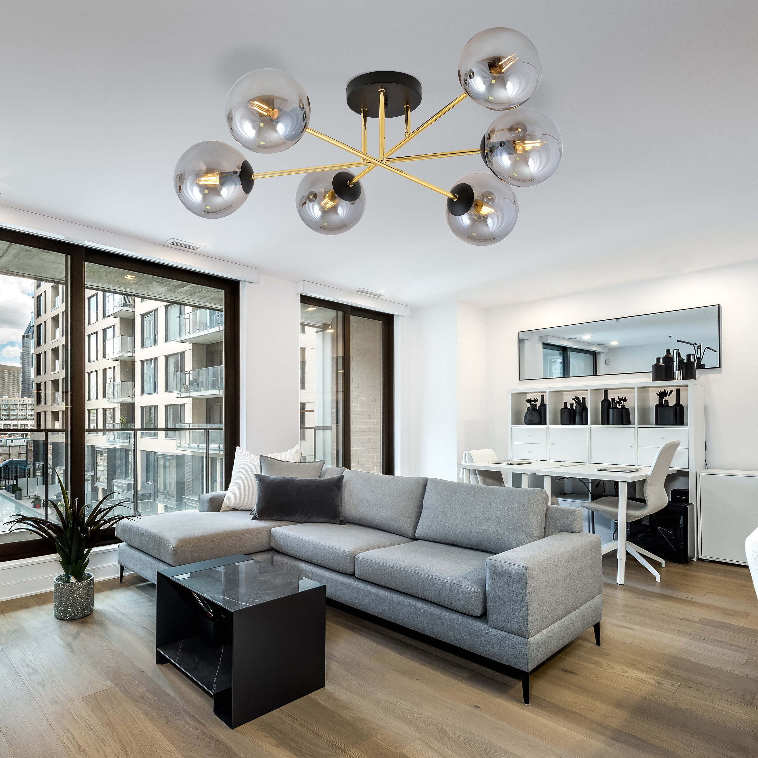 Plafonnier Magnum base en métal et bras doré avec abat-jour boule en verre au design contemporain par Emibig Plafonnier Magnum base en métal et bras doré avec abat-jour boule en verre au design contemporain par Emibig