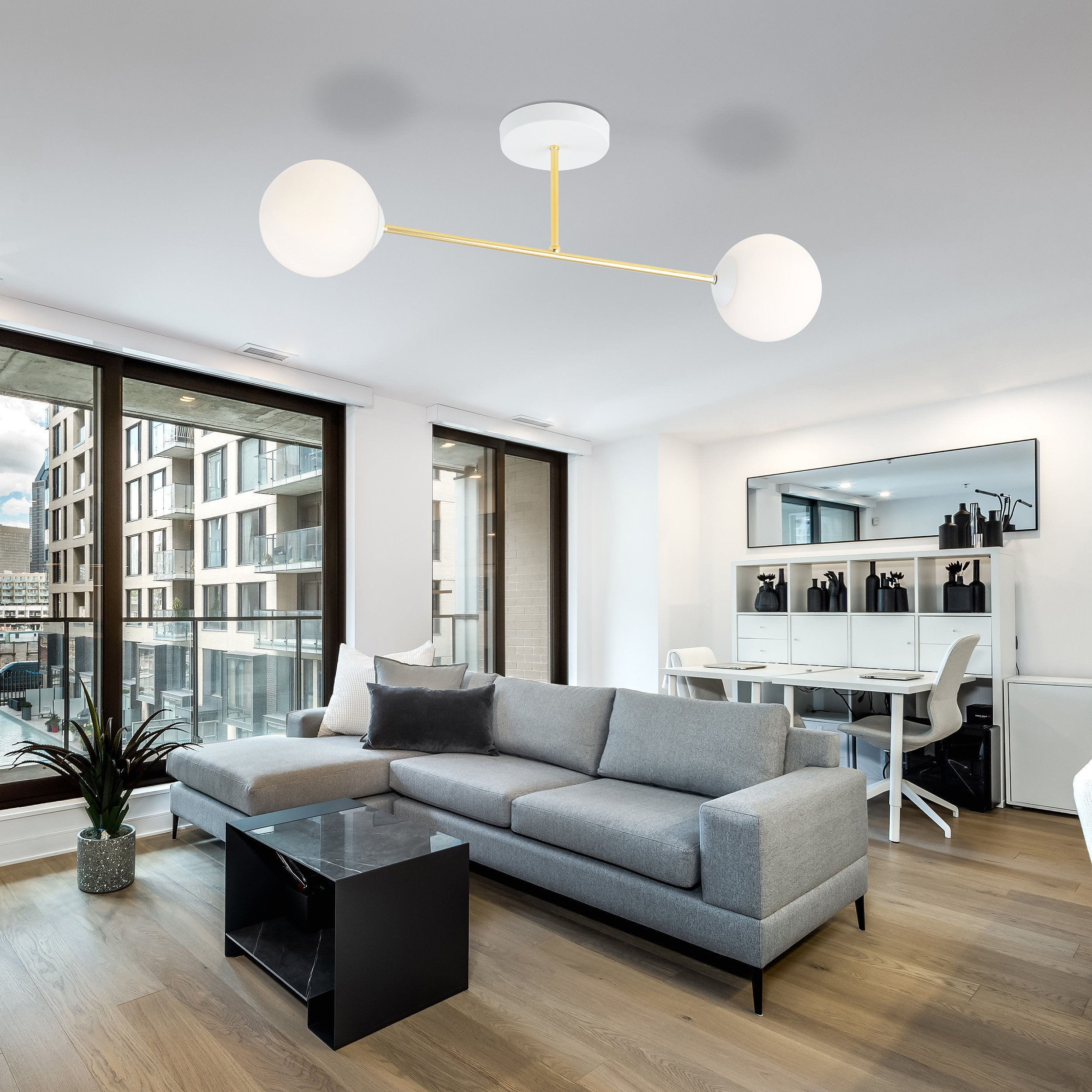 Plafonnier Magnum base en métal et bras doré avec abat-jour boule en verre au design contemporain par Emibig Plafonnier Magnum base en métal et bras doré avec abat-jour boule en verre au design contemporain par Emibig