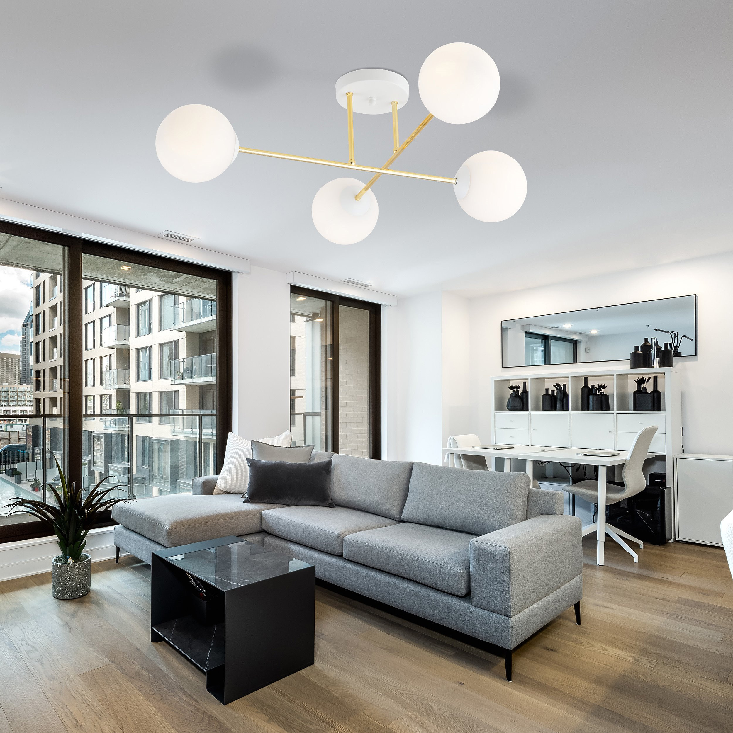 Plafonnier Magnum base en métal et bras doré avec abat-jour boule en verre au design contemporain par Emibig Plafonnier Magnum base en métal et bras doré avec abat-jour boule en verre au design contemporain par Emibig