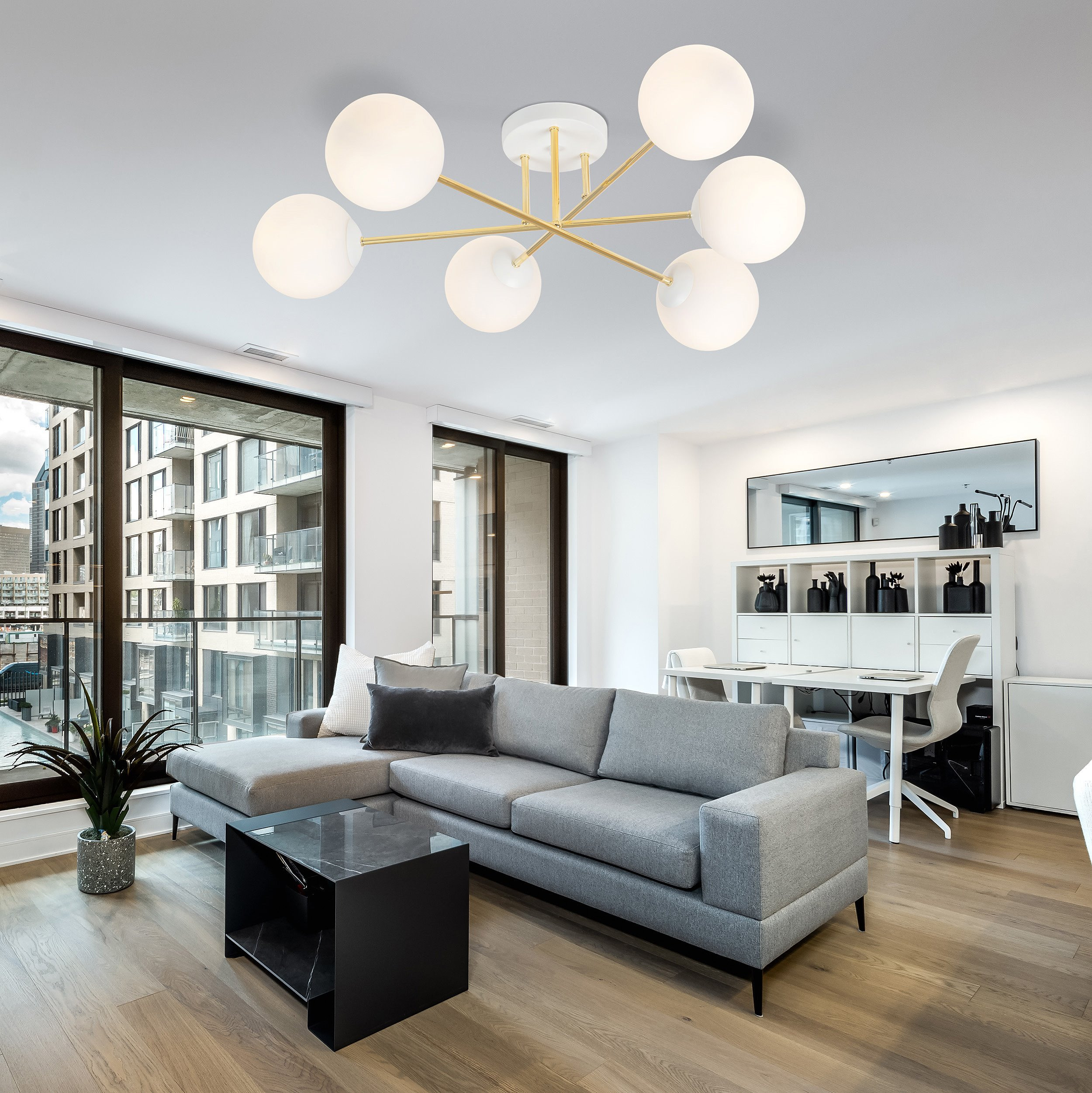 Plafonnier Magnum base en métal et bras doré avec abat-jour boule en verre au design contemporain par Emibig Plafonnier Magnum base en métal et bras doré avec abat-jour boule en verre au design contemporain par Emibig