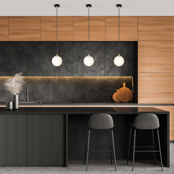 Suspension Royal base en métal et détail doré avec abat jour en boule de verre opale au design contemporain par Emibig