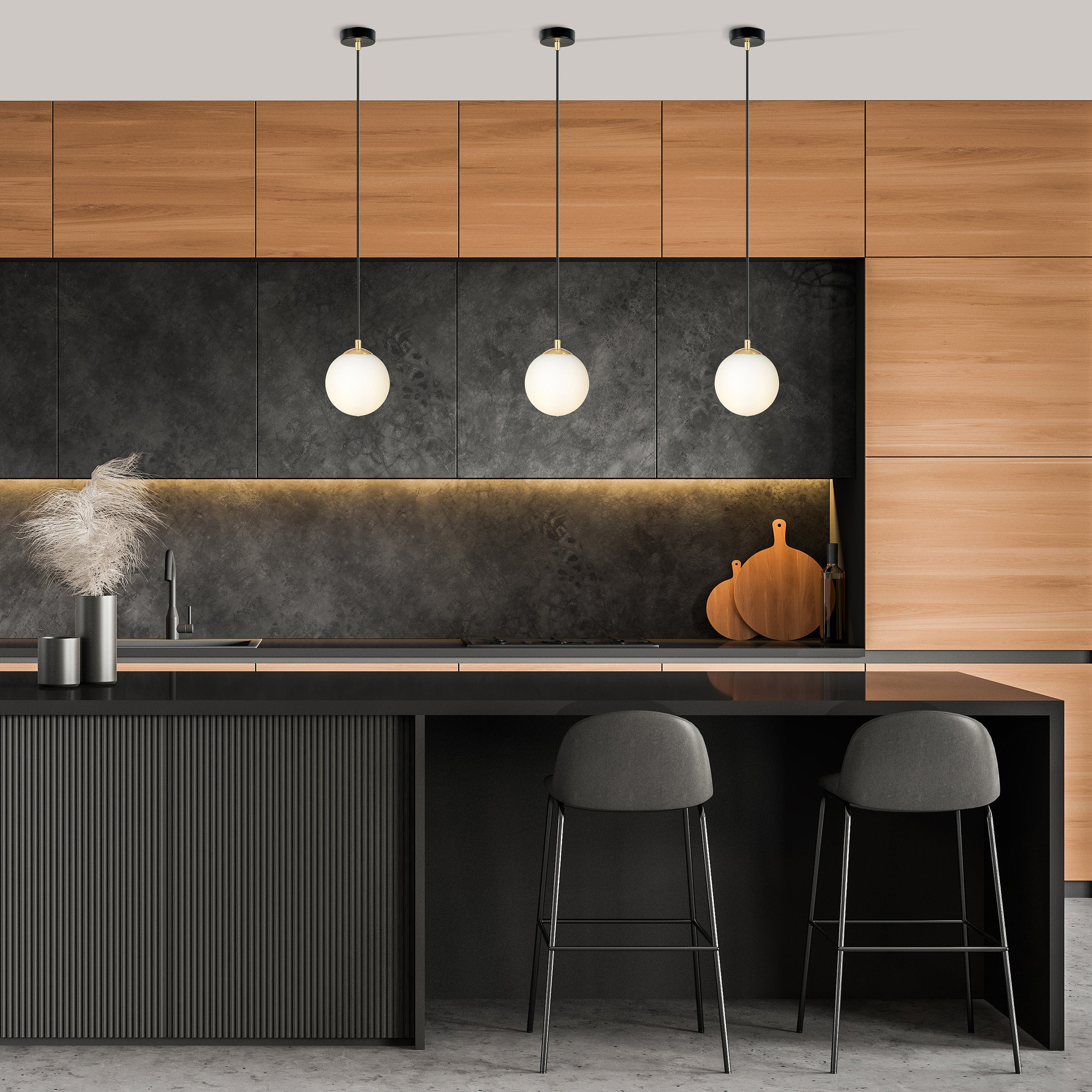 Suspension Royal base en métal et détail doré avec abat jour en boule de verre opale au design contemporain par Emibig