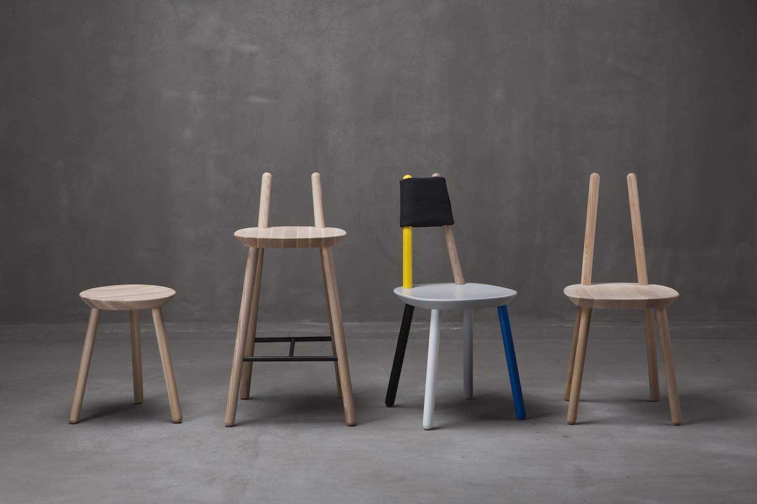 Tabouret / Chaise de bar Naïve en bois de frêne par etc.etc. au design scandinave Tabouret / Chaise de bar Naïve en bois de frêne par etc.etc. au design scandinave