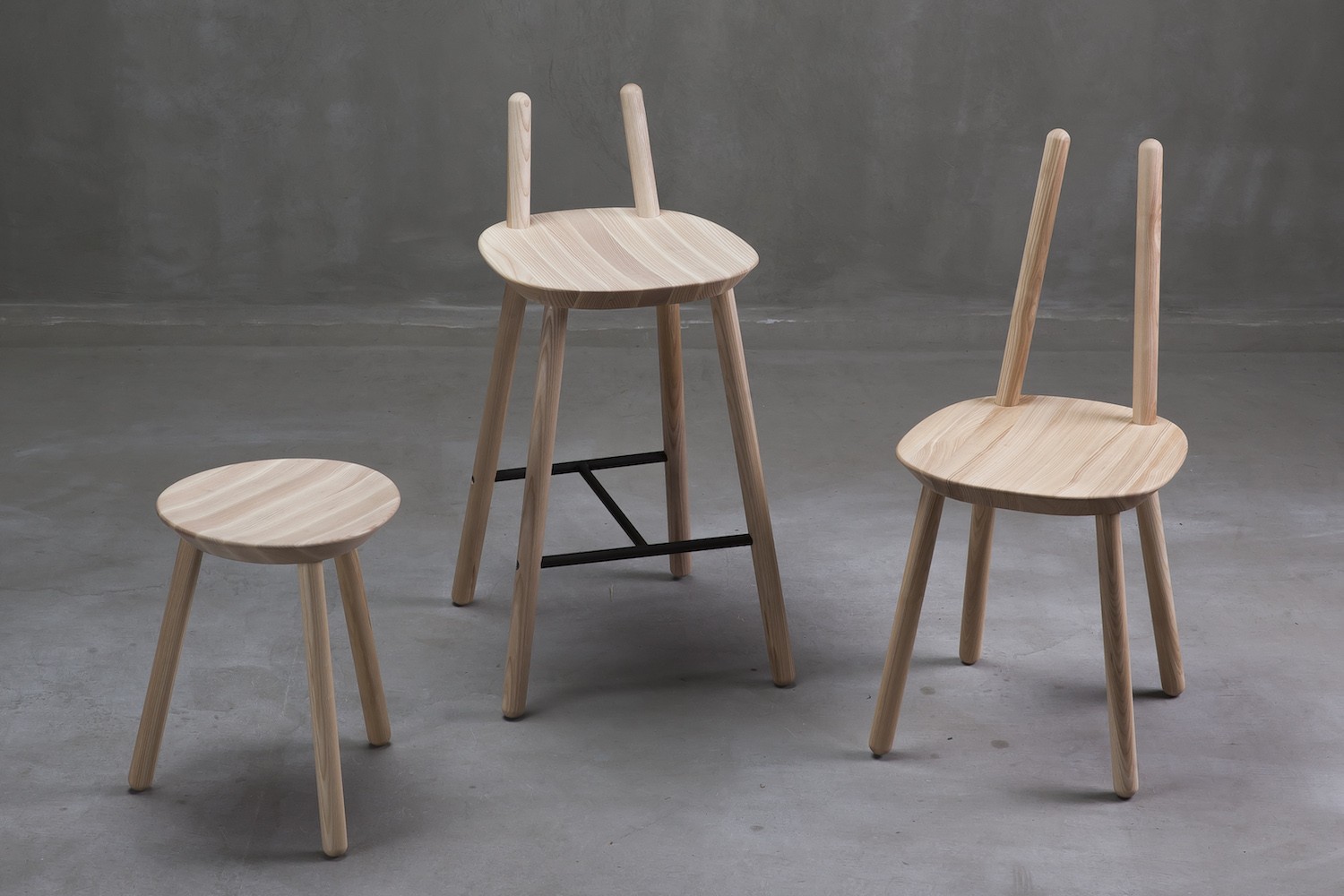 Tabouret / Chaise de bar Naïve en bois de frêne par etc.etc. au design scandinave Tabouret / Chaise de bar Naïve en bois de frêne par etc.etc. au design scandinave