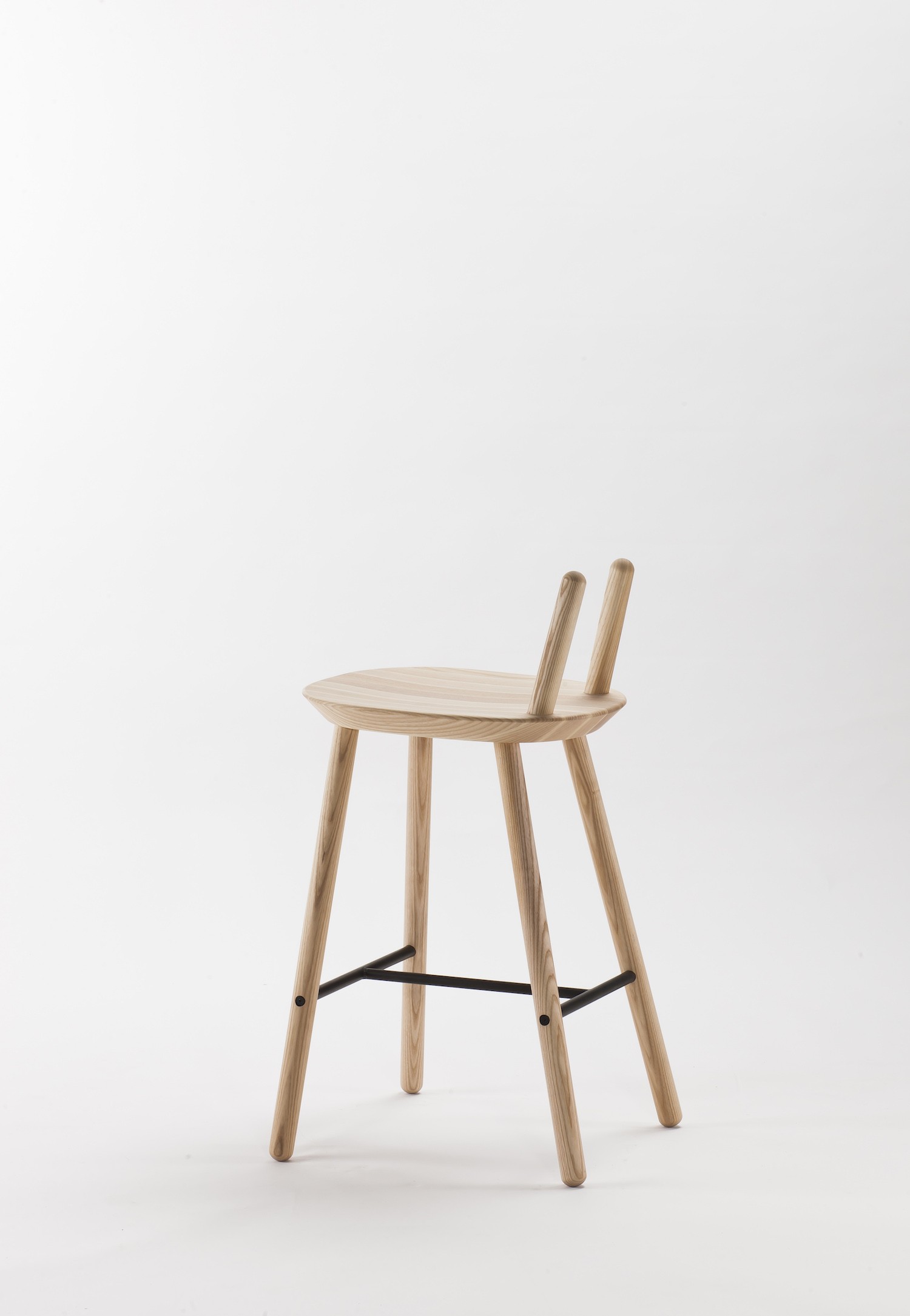 Tabouret / Chaise de bar Naïve en bois de frêne par etc.etc. au design scandinave Tabouret / Chaise de bar Naïve en bois de frêne par etc.etc. au design scandinave