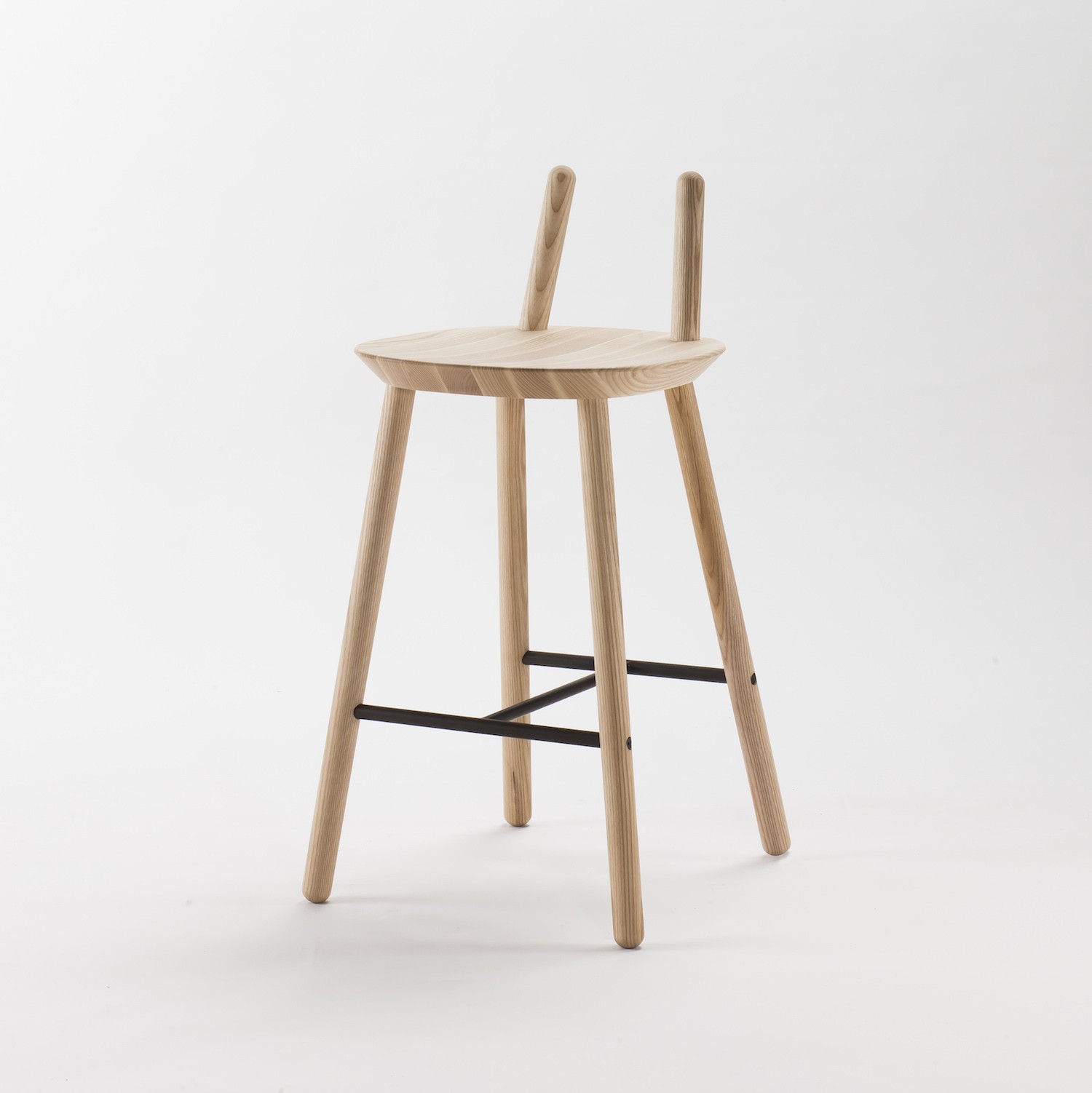Tabouret / Chaise de bar Naïve en bois de frêne par etc.etc. au design scandinave