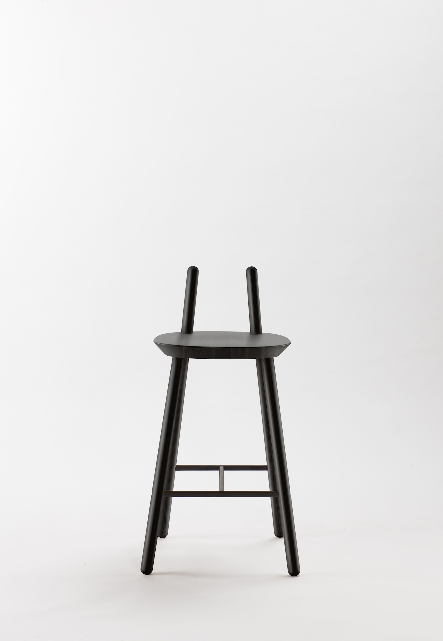 Tabouret / Chaise de bar Naïve en bois de frêne par etc.etc. au design scandinave Tabouret / Chaise de bar Naïve en bois de frêne par etc.etc. au design scandinave