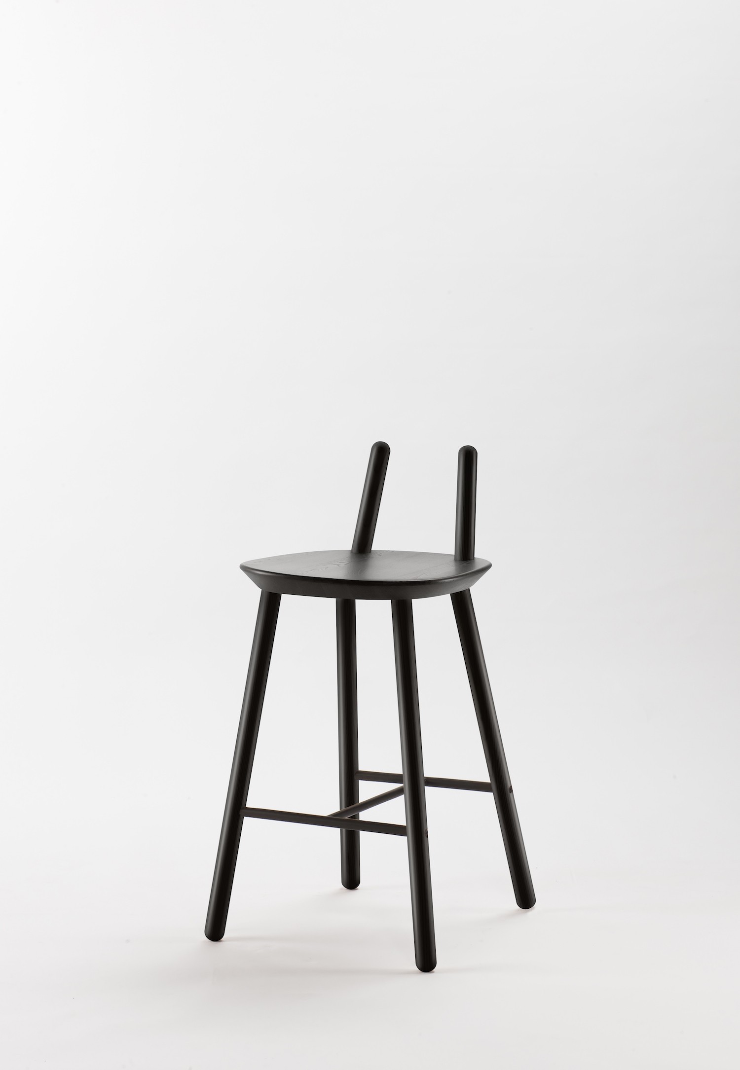 Tabouret / Chaise de bar Naïve en bois de frêne par etc.etc. au design scandinave Tabouret / Chaise de bar Naïve en bois de frêne par etc.etc. au design scandinave