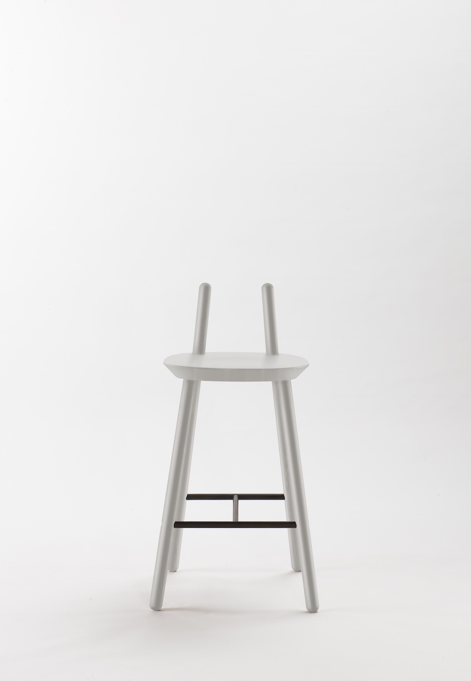 Tabouret / Chaise de bar Naïve en bois de frêne par etc.etc. au design scandinave Tabouret / Chaise de bar Naïve en bois de frêne par etc.etc. au design scandinave