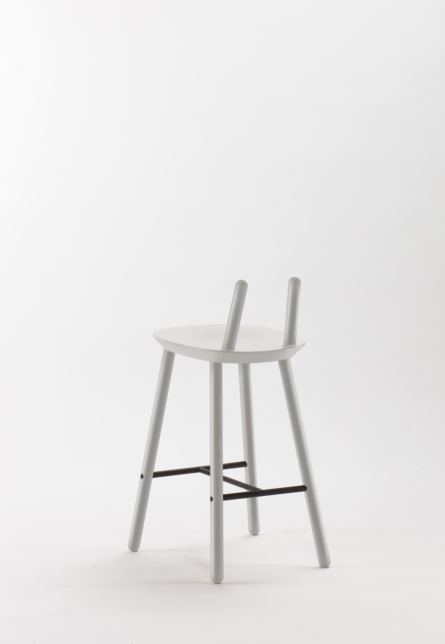 Tabouret / Chaise de bar Naïve en bois de frêne par etc.etc. au design scandinave Tabouret / Chaise de bar Naïve en bois de frêne par etc.etc. au design scandinave