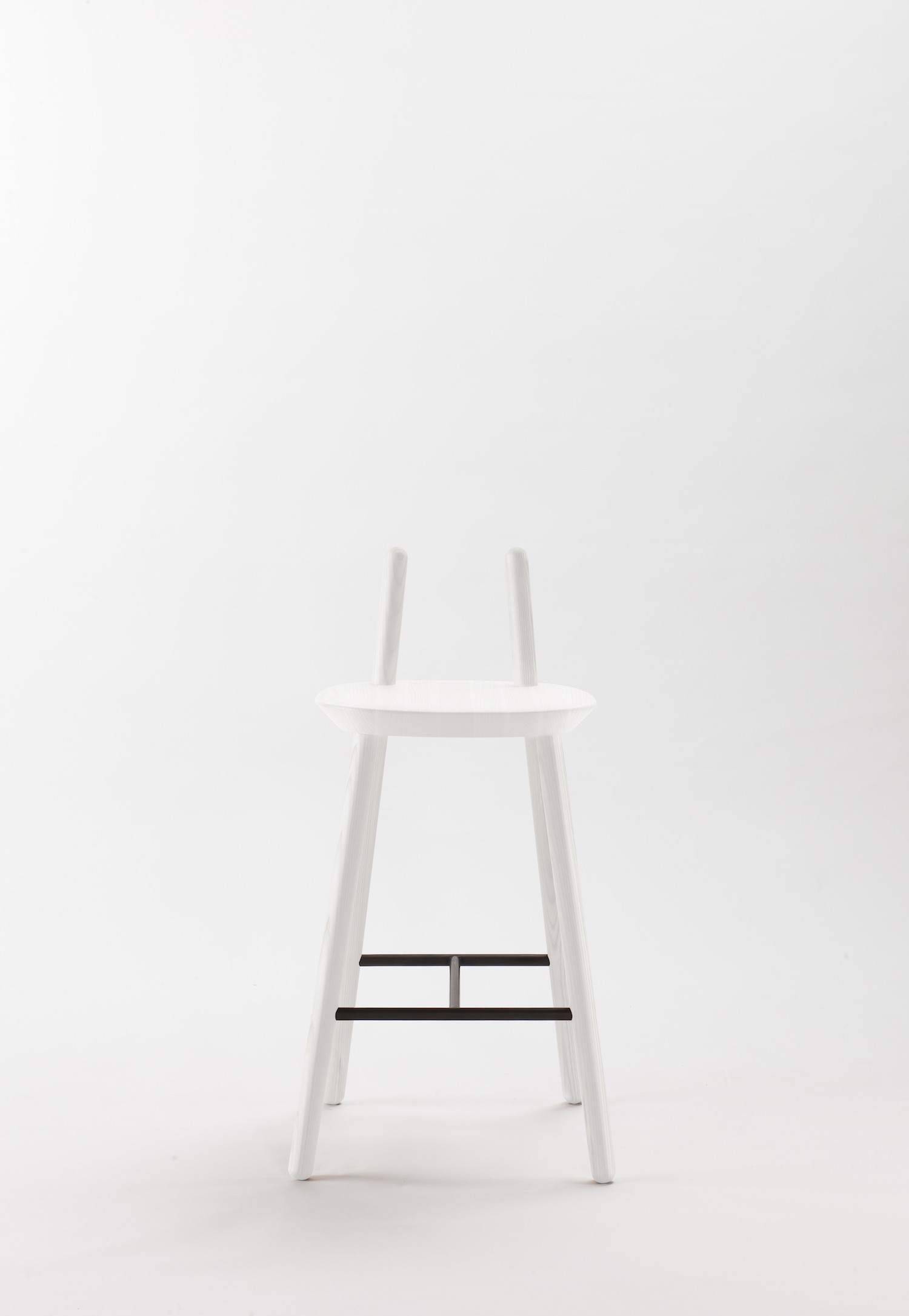 Tabouret / Chaise de bar Naïve en bois de frêne par etc.etc. au design scandinave Tabouret / Chaise de bar Naïve en bois de frêne par etc.etc. au design scandinave
