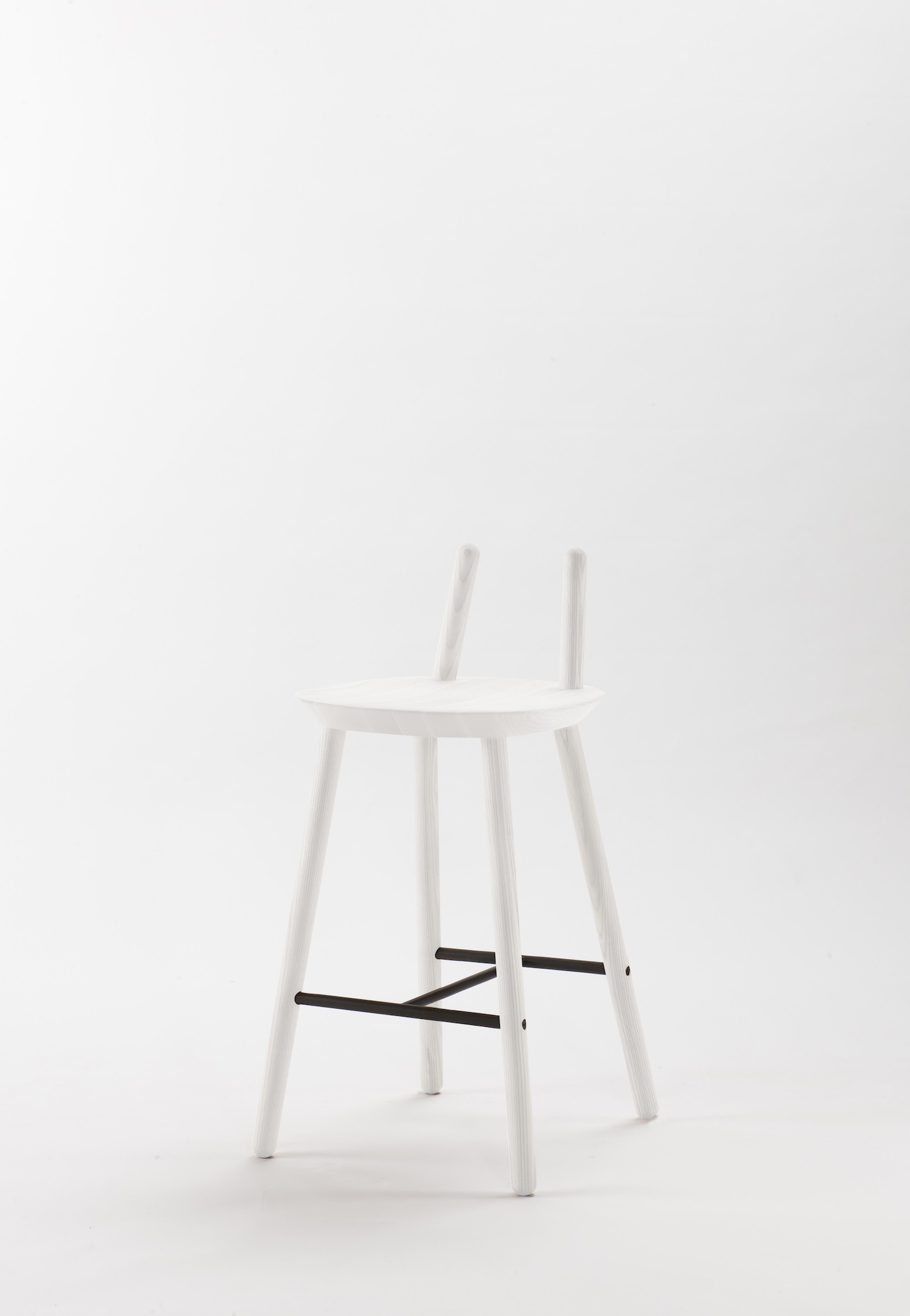 Tabouret / Chaise de bar Naïve en bois de frêne par etc.etc. au design scandinave Tabouret / Chaise de bar Naïve en bois de frêne par etc.etc. au design scandinave