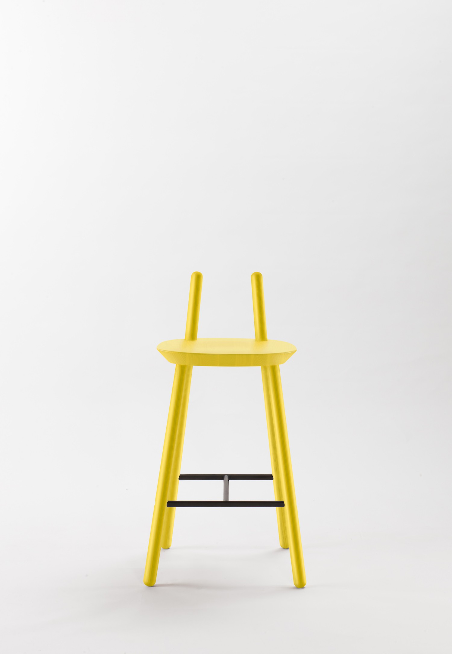 Tabouret / Chaise de bar Naïve en bois de frêne par etc.etc. au design scandinave Tabouret / Chaise de bar Naïve en bois de frêne par etc.etc. au design scandinave