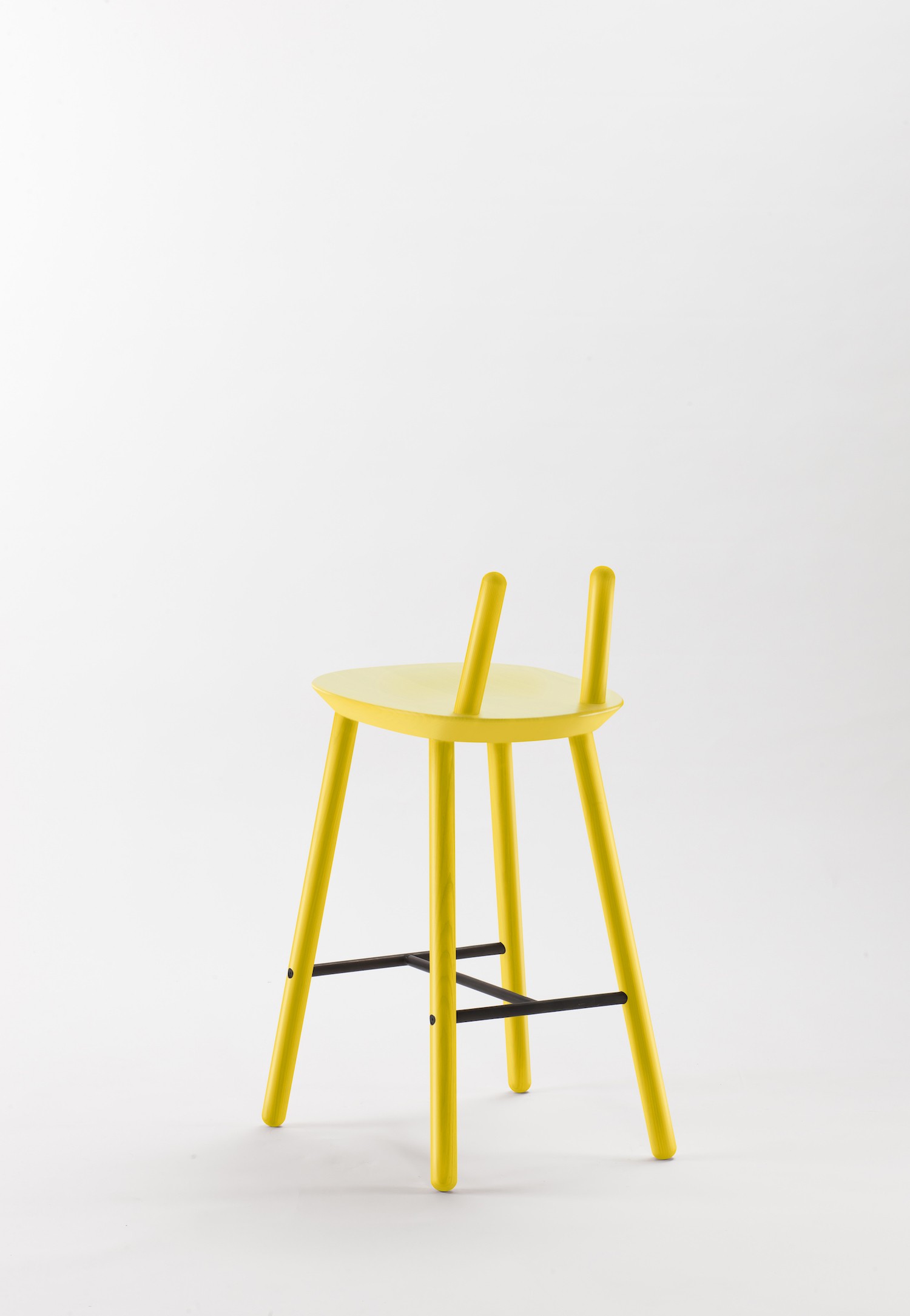 Tabouret / Chaise de bar Naïve en bois de frêne par etc.etc. au design scandinave Tabouret / Chaise de bar Naïve en bois de frêne par etc.etc. au design scandinave