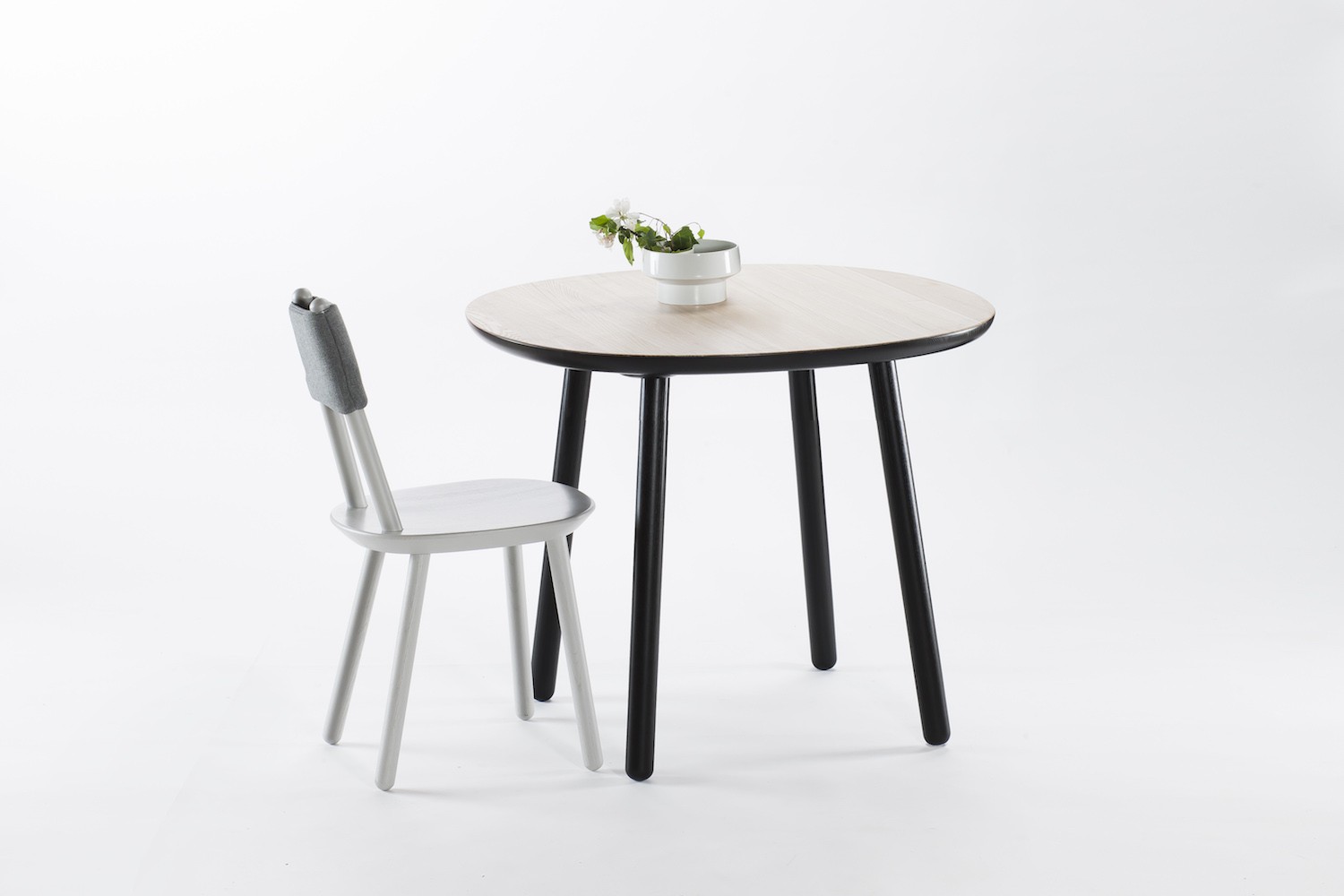 Table Naïve D90 en bois de frêne par etc.etc. au design scandinave Table Naïve D90 en bois de frêne par etc.etc. au design scandinave