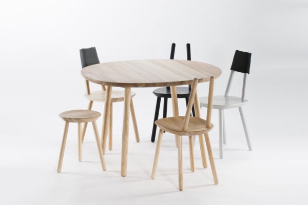 Table Naïve D90 en bois de frêne par etc.etc. au design scandinave