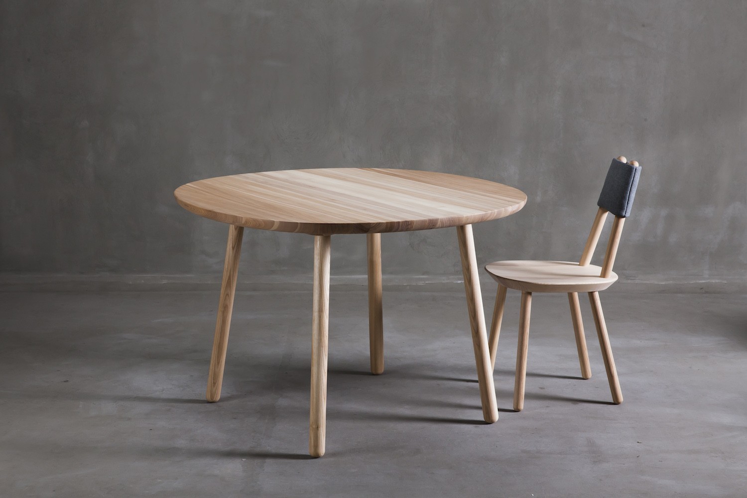 Table Naïve D110 en bois de frêne par etc.etc. au design scandinave Table Naïve D90 en bois de frêne par etc.etc. au design scandinave
