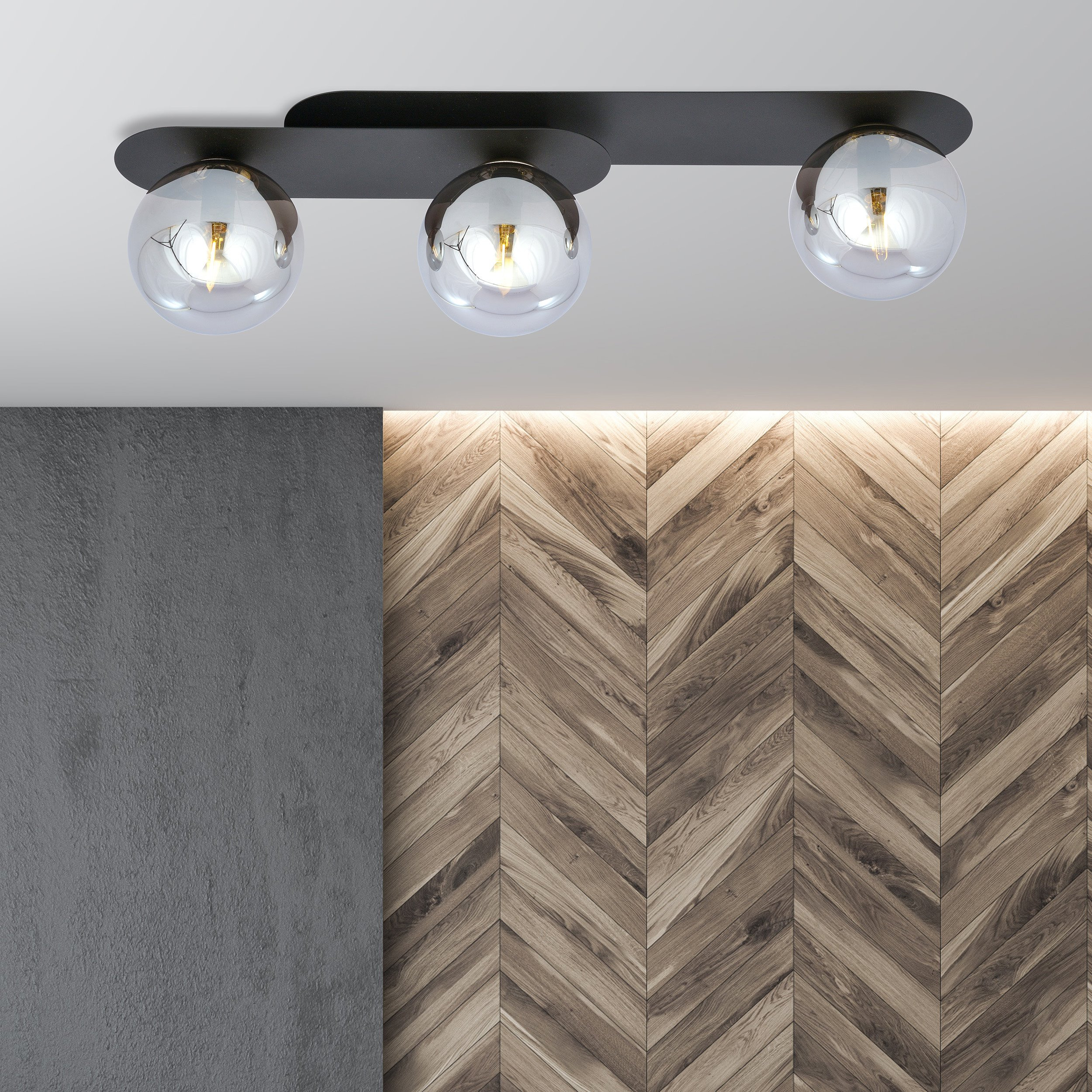 Plafonnier Plaza base en métal ovale avec abat-jour en boule de verre au design contemporain par Emibig