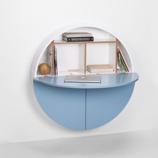 Bureau mural Pill bleu en bois par Inesa Malafej au design scandinave
