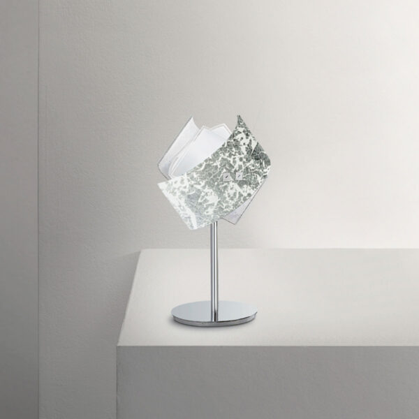 Lampe à poser Camilla base en métal et diffuseur avec feuille en verre coloré par Gea Luce
