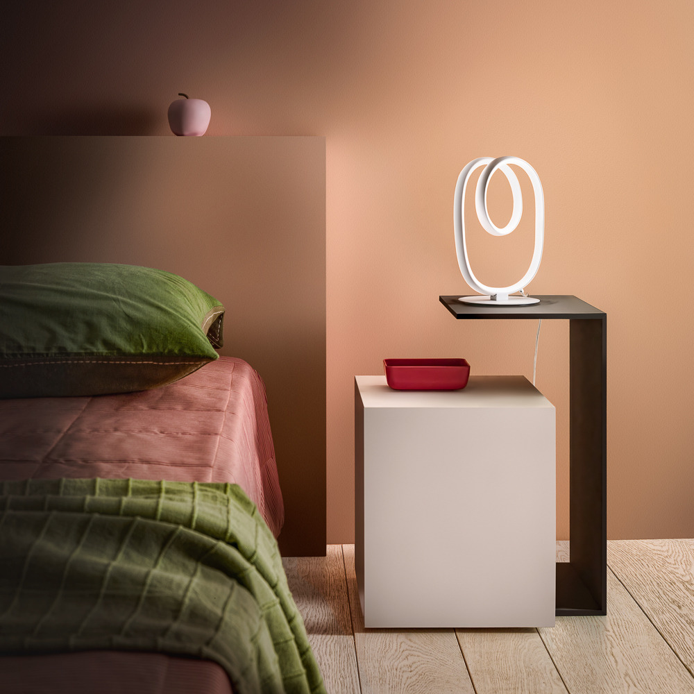 Lampe à poser Diva base en aluminium avec diffuseur en silicone au design contemporain par Gea Luce Lampe à poser Diva base en aluminium avec diffuseur en silicone au design contemporain par Gea Luce