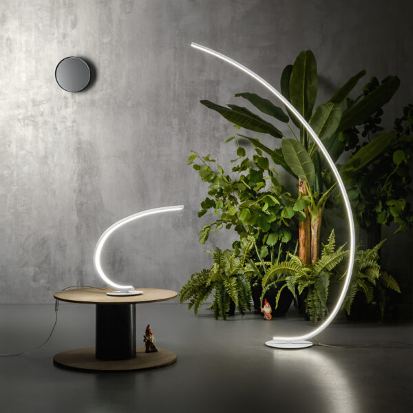 Lampe à poser Iole base en aluminium avec diffuseur en silicone au design contemporain Gea Luce